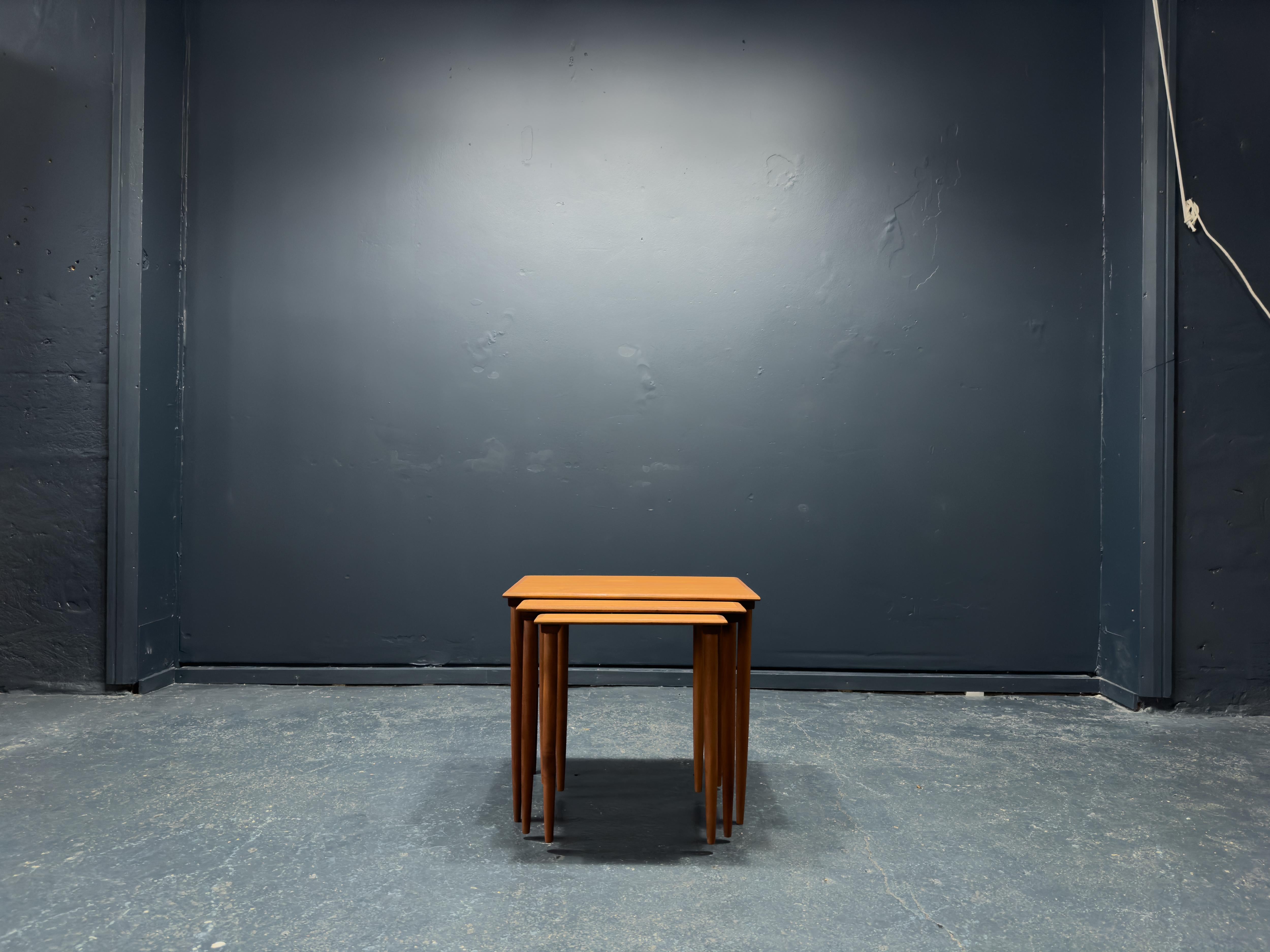 Mid-Century Modern Tables gigognes en teck en vente