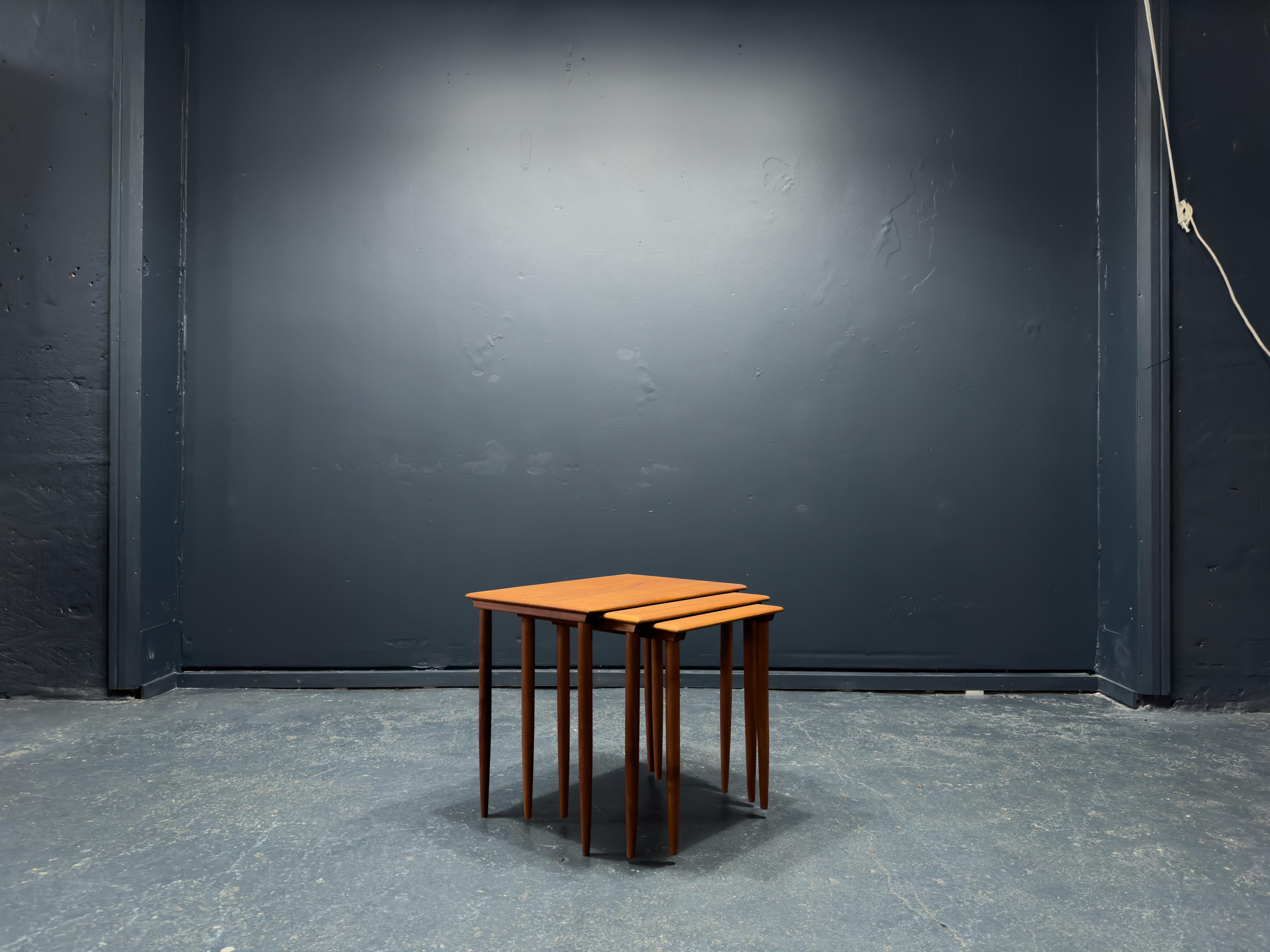 Danois Tables gigognes en teck en vente