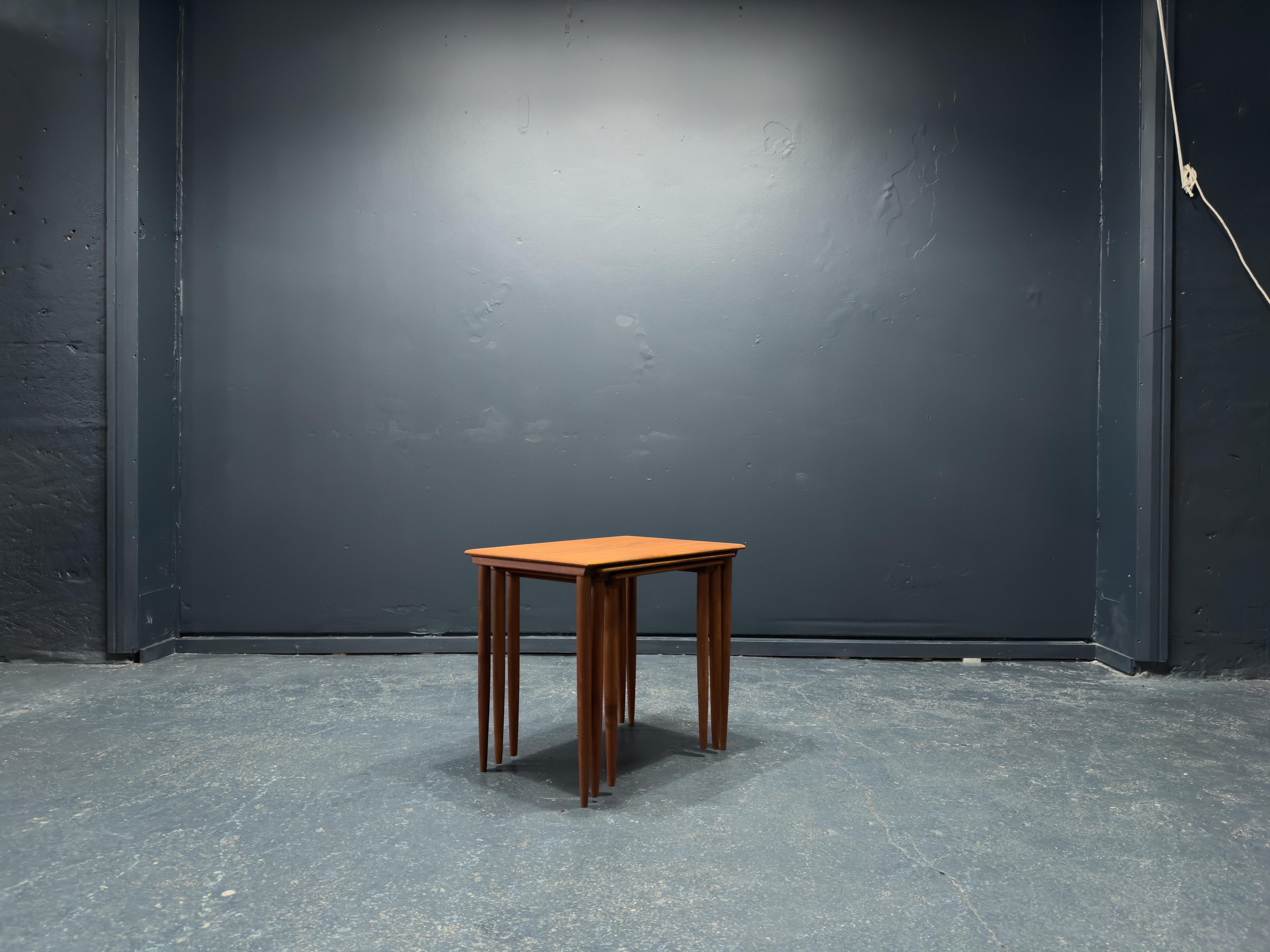 Tables gigognes en teck Bon état - En vente à London, GB