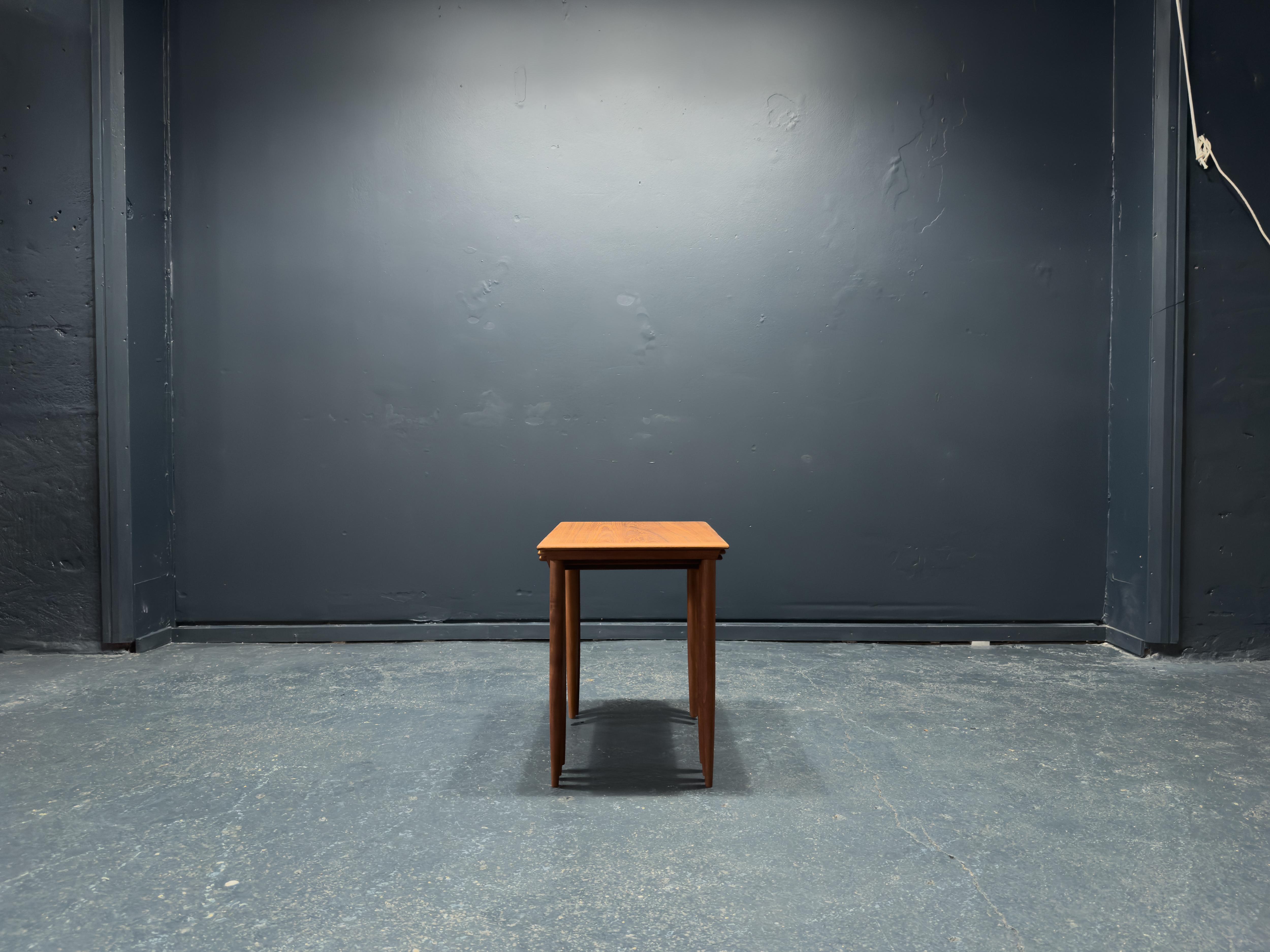 Milieu du XXe siècle Tables gigognes en teck en vente