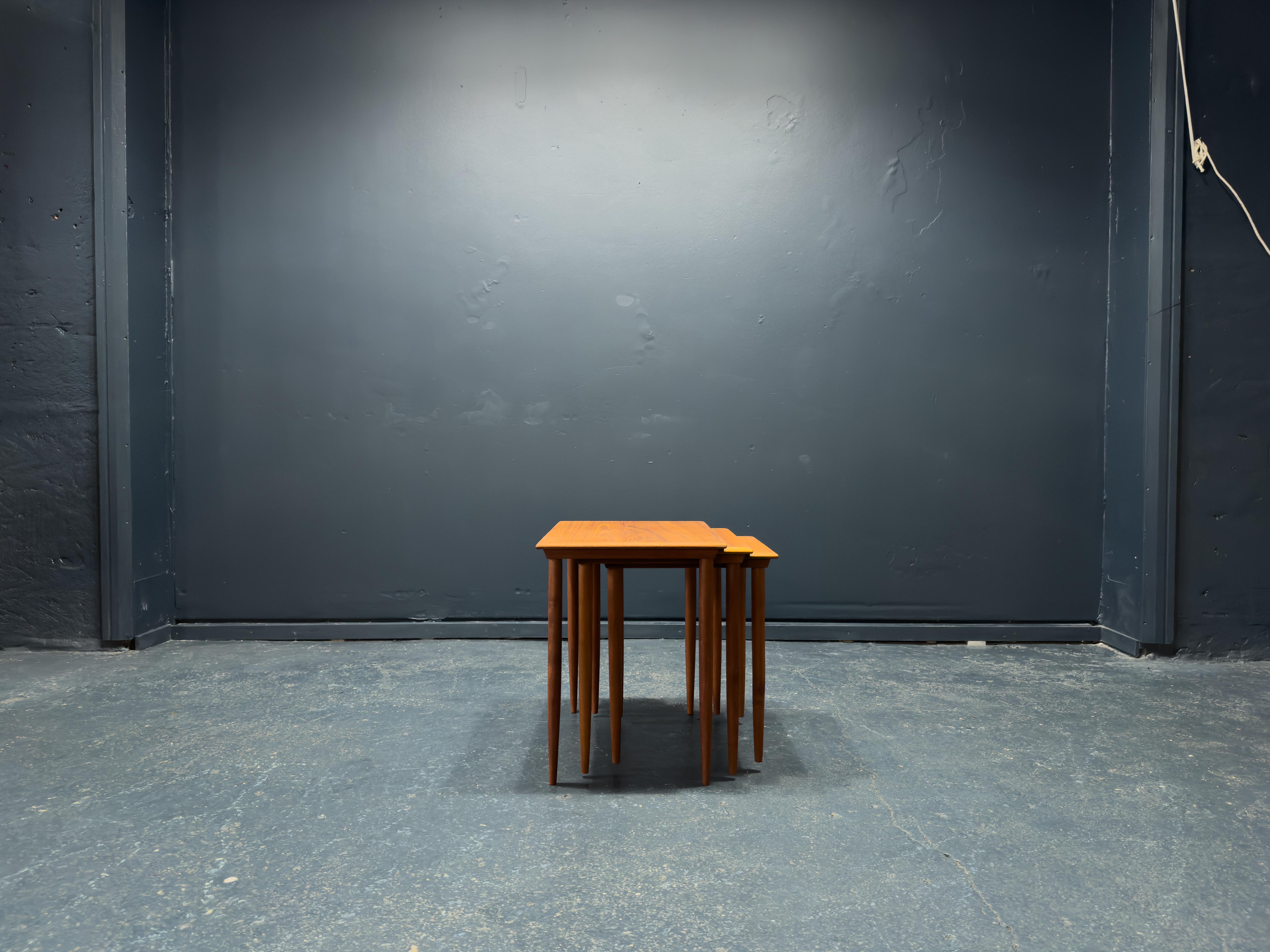 Bois Tables gigognes en teck en vente