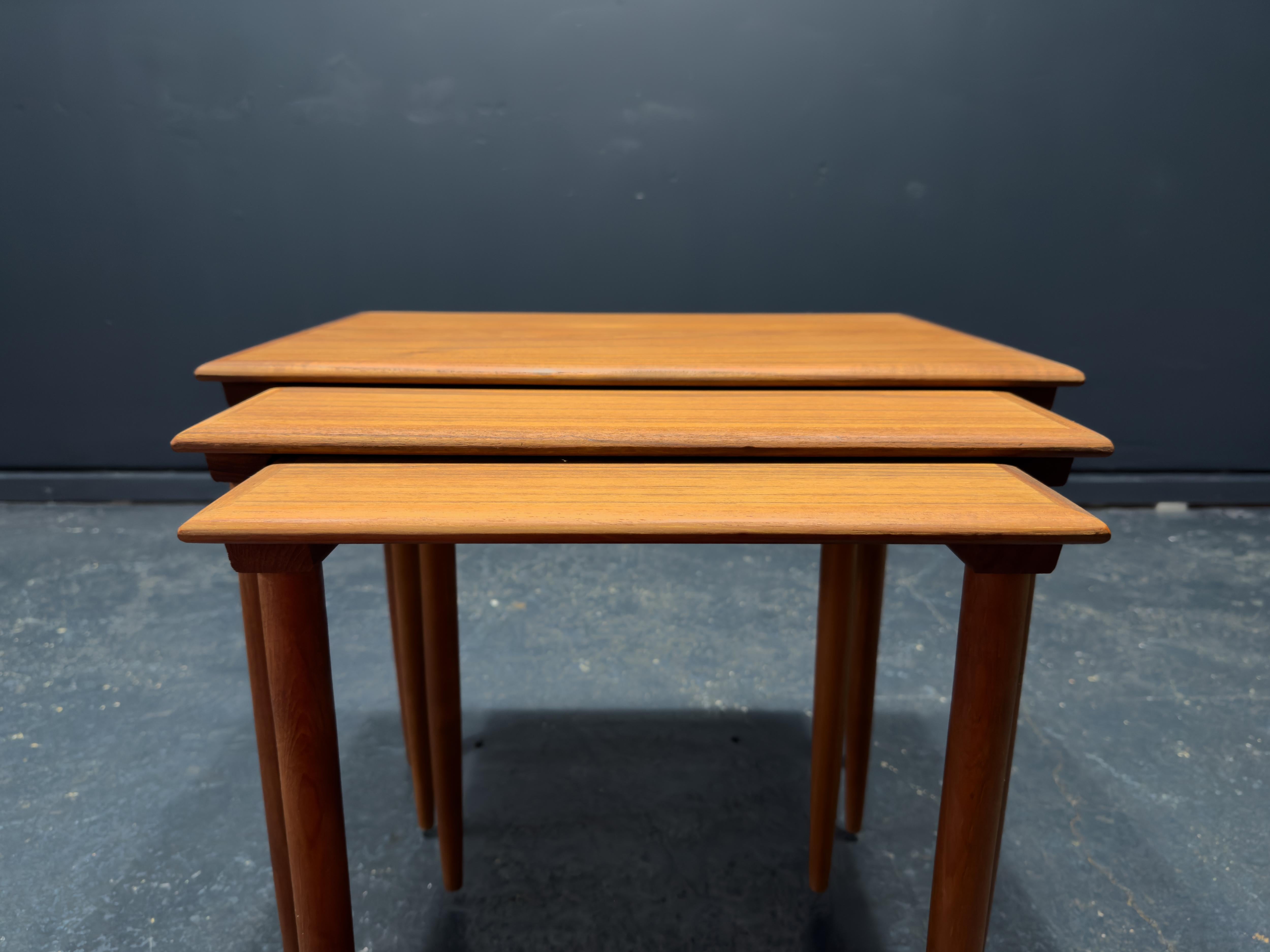 Tables gigognes en teck en vente 1