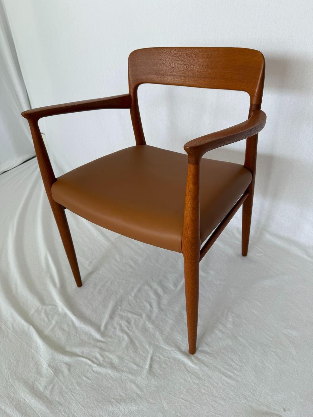 Fauteuil Niels Moller modèle 56 en teck. Siège repeint et nouveau cuir