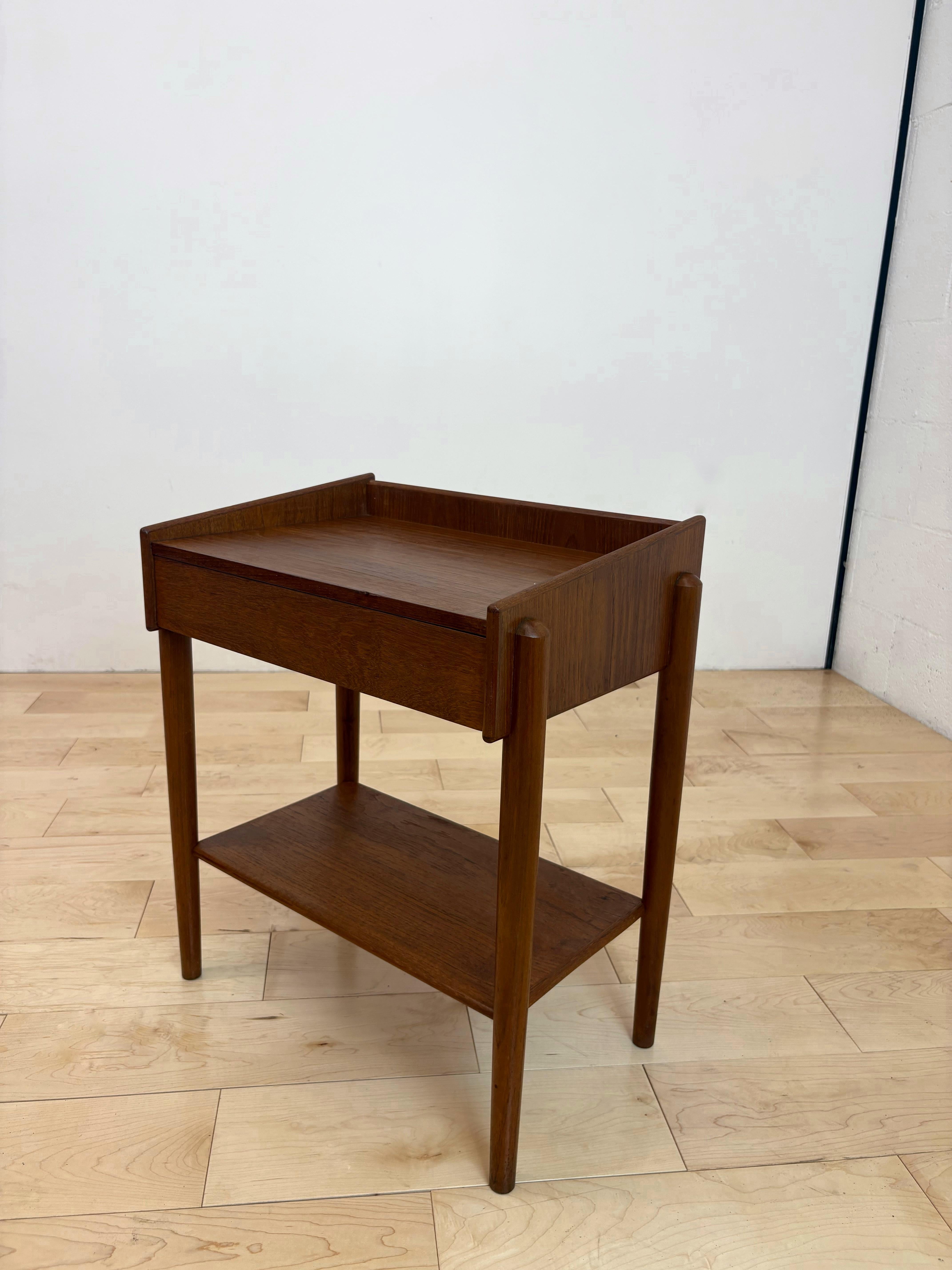 A refined example of Danish Mid-Century Modern design, this teak nightstand by Børge Mogensen for Søborg Møbelfabrik (circa 1950s) blends function and form in perfect harmony. Crafted from old-growth teak, the piece features sculptural tapered legs
