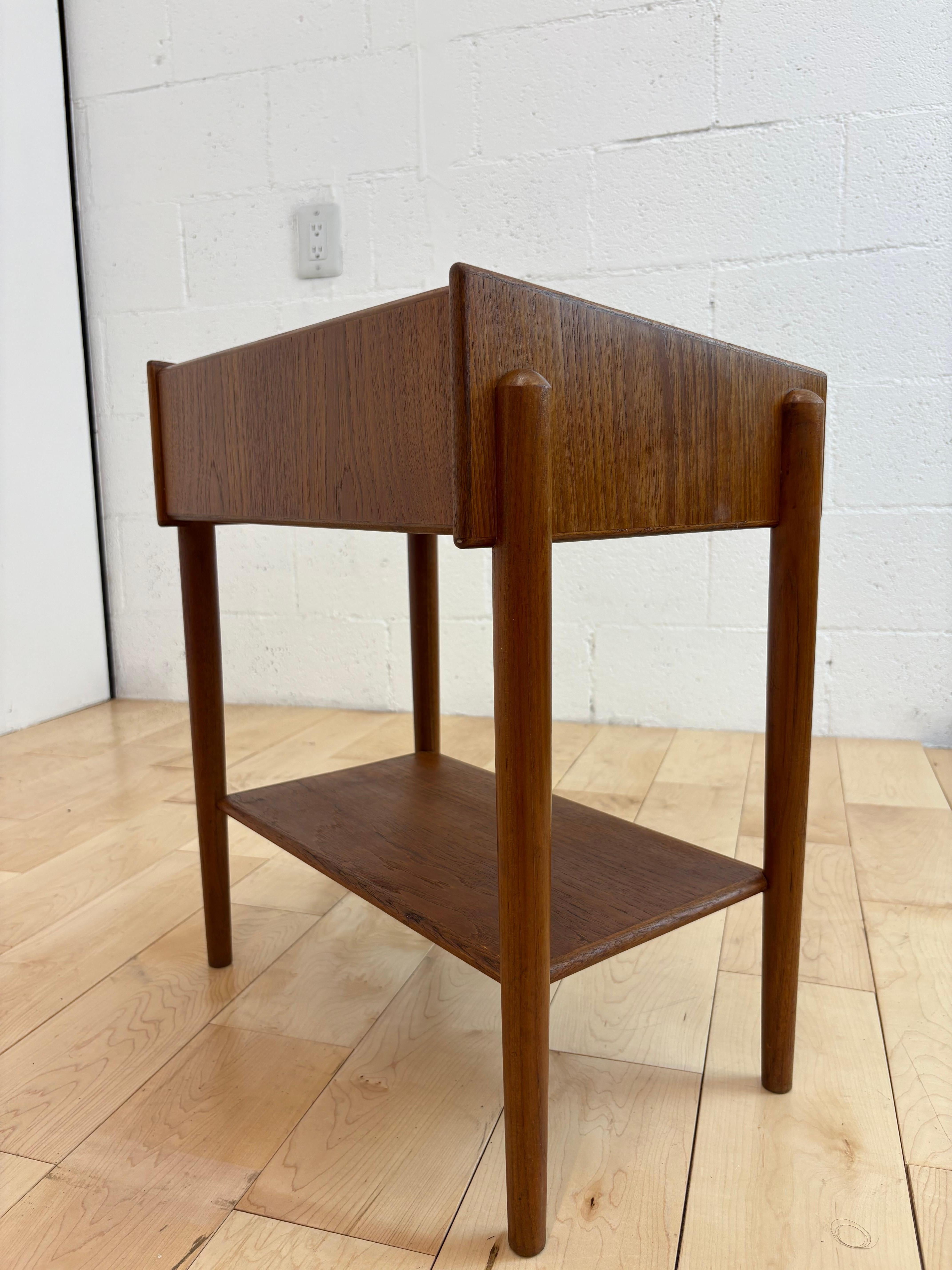 Teak NIGHT STAND BY BORGE MOGENSEN FOR SOBORG MOBELFABRIK, 1950S In Good Condition For Sale In Los Angeles, CA