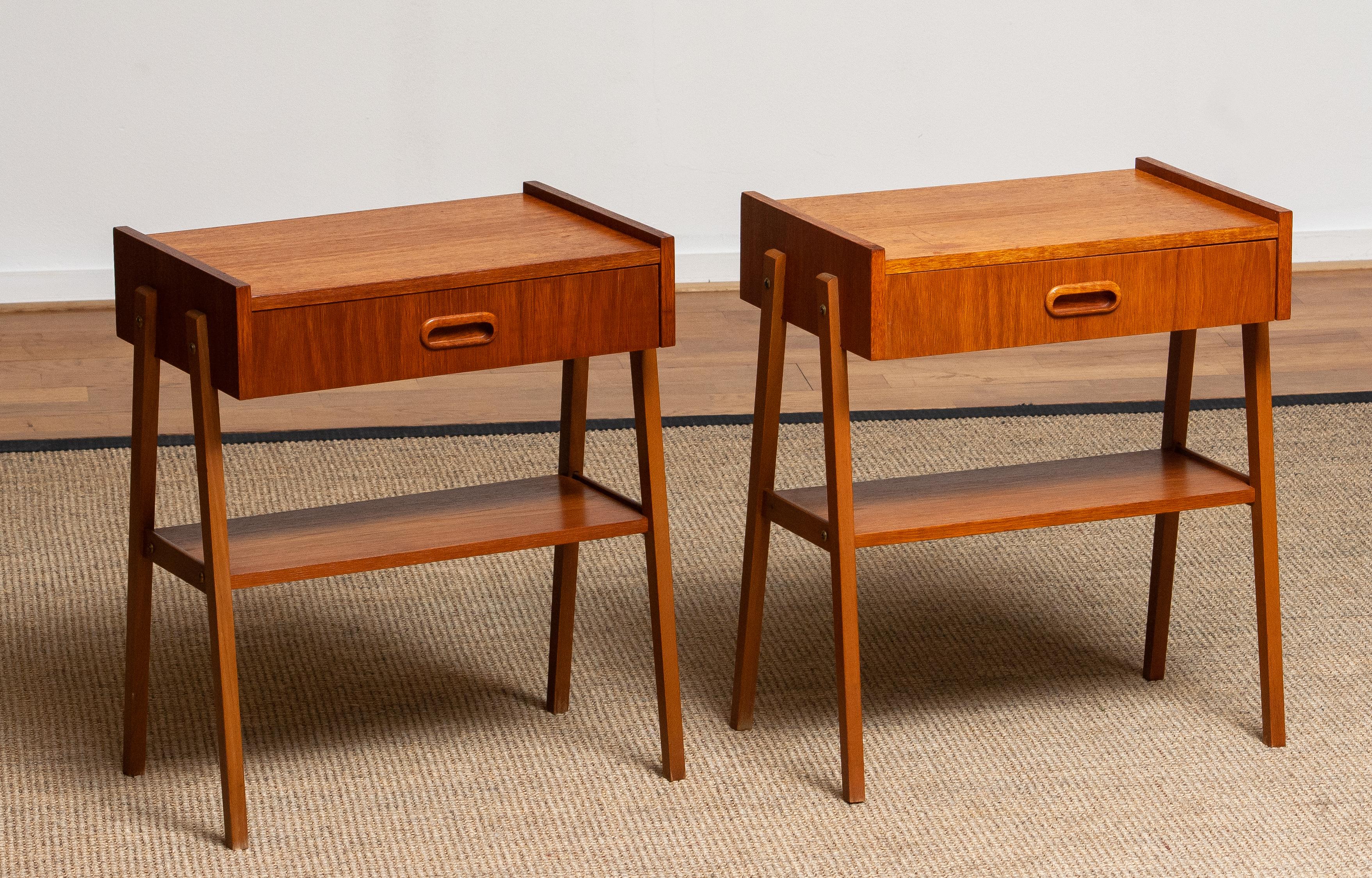 Mesillas de noche de teca Mesillas de noche de Carlström & Co Mobelfabrik Suecia 1950 Escandinavo moderno en venta