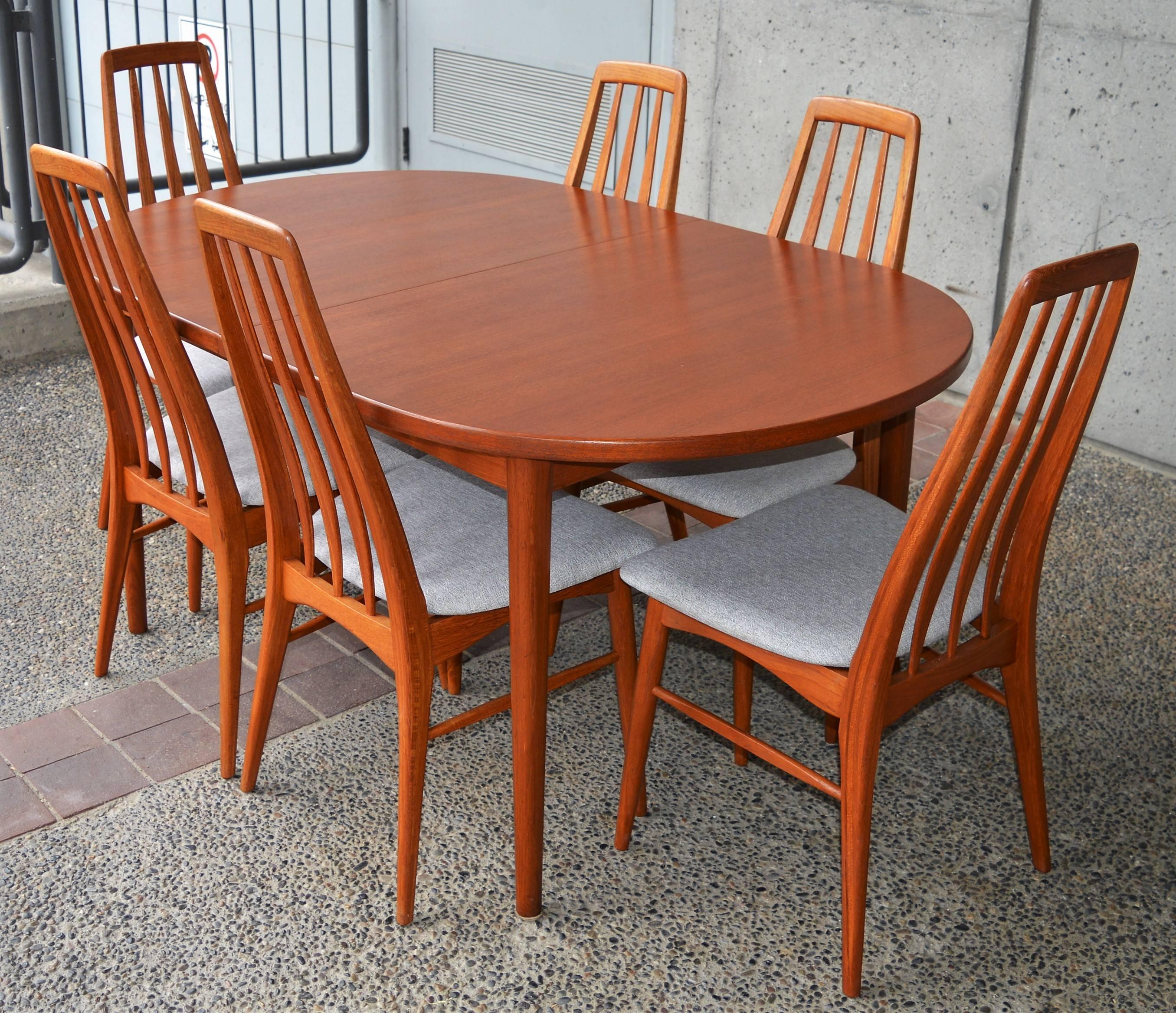 This gorgeous, quality, all wood Danish modern oval teak dining table was designed by Nils Jonsson for Troeds Bjärum (Sweden) and is the Ove model, 1960s. Without leaves, it seats six people and has two large extension leaves that store under the