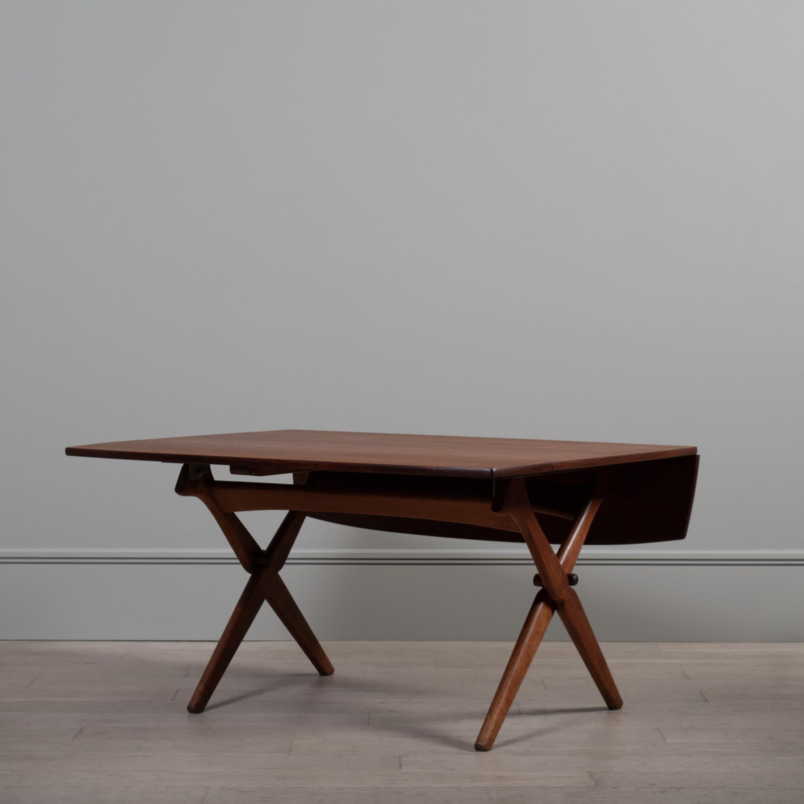 Une table métamorphique compacte très rare et plutôt ingénieuse du designer Arne Hovmand/One pour Mogens Kold.
La table peut servir de table basse, de table centrale (H53cm) ou de table de salle à manger (70cm) grâce à la méthode astucieuse