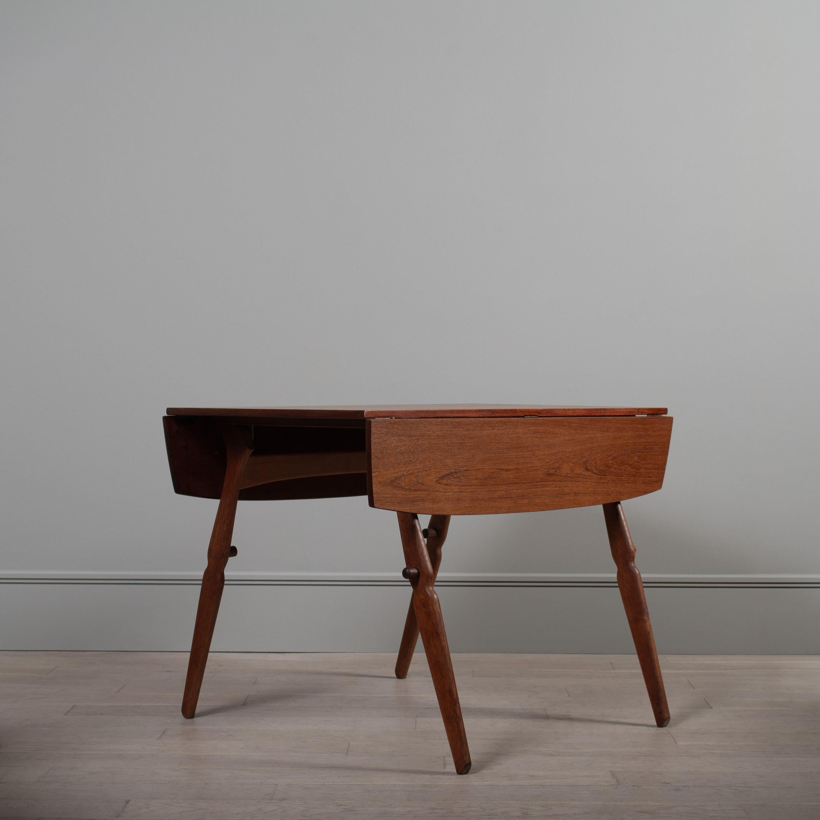 Table métamorphique en teck et chêne, Arne Hovmand Olsen en vente 1