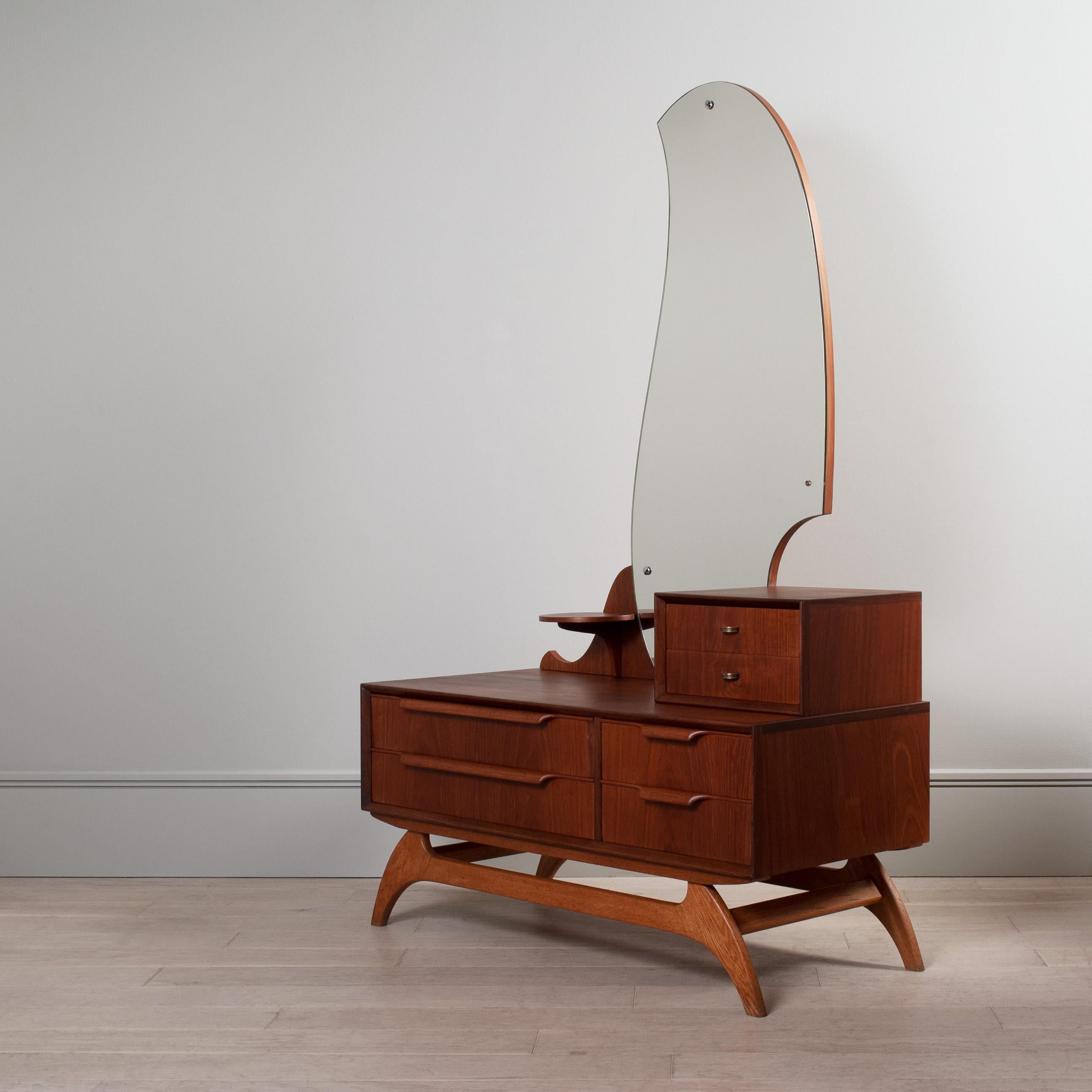 Scandinave moderne Coffre et miroir en teck et chêne en vente
