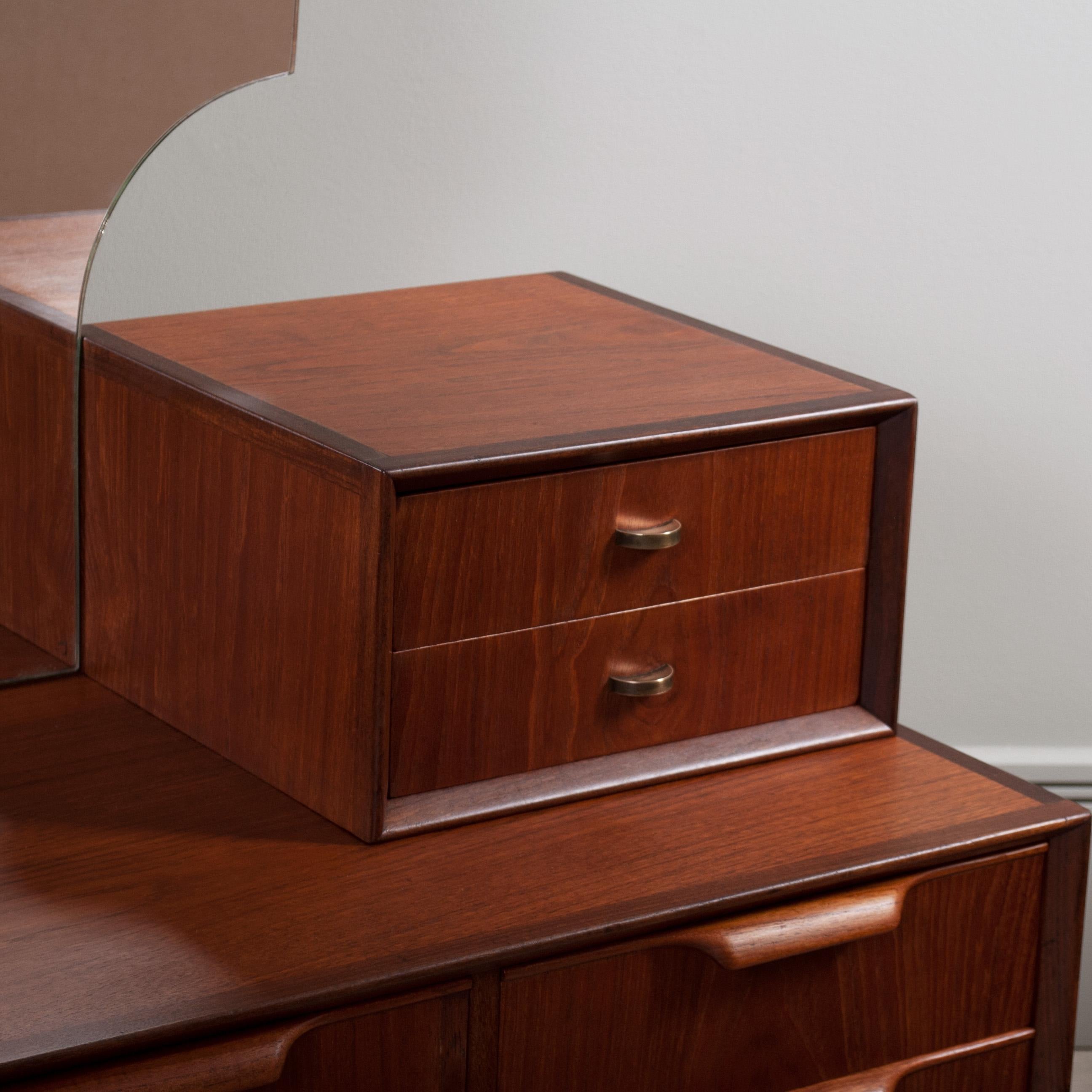 Teak & Oak Unit Chest & Mirror In Good Condition For Sale In London, GB