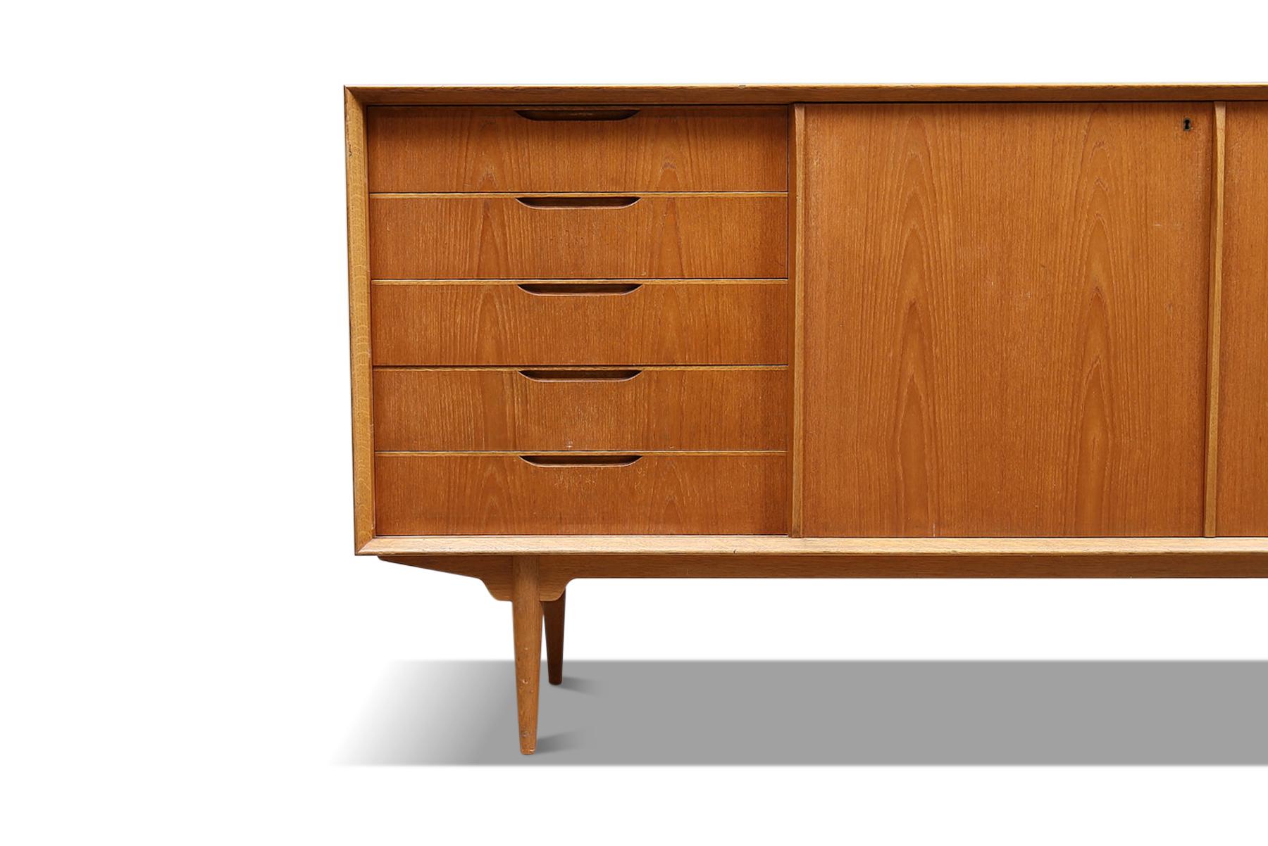 Origin: Denmark
Designer: Svante Skogh
Manufacturer: AB Seffle Møbelfabrik
Era: 1960s
Materials: Teak
Measurements: 65.25