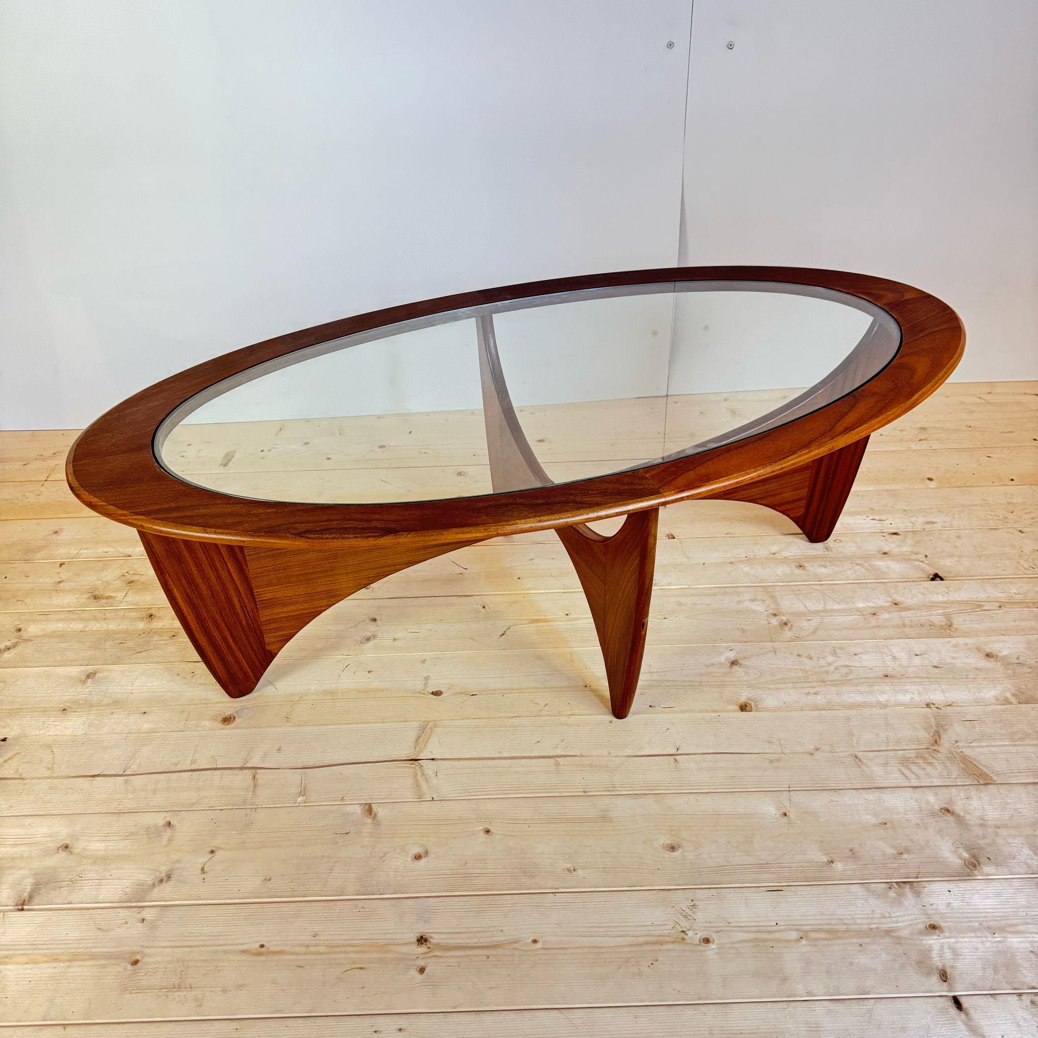 Mid-20th Century Teak oval coffee table, UK 1960 