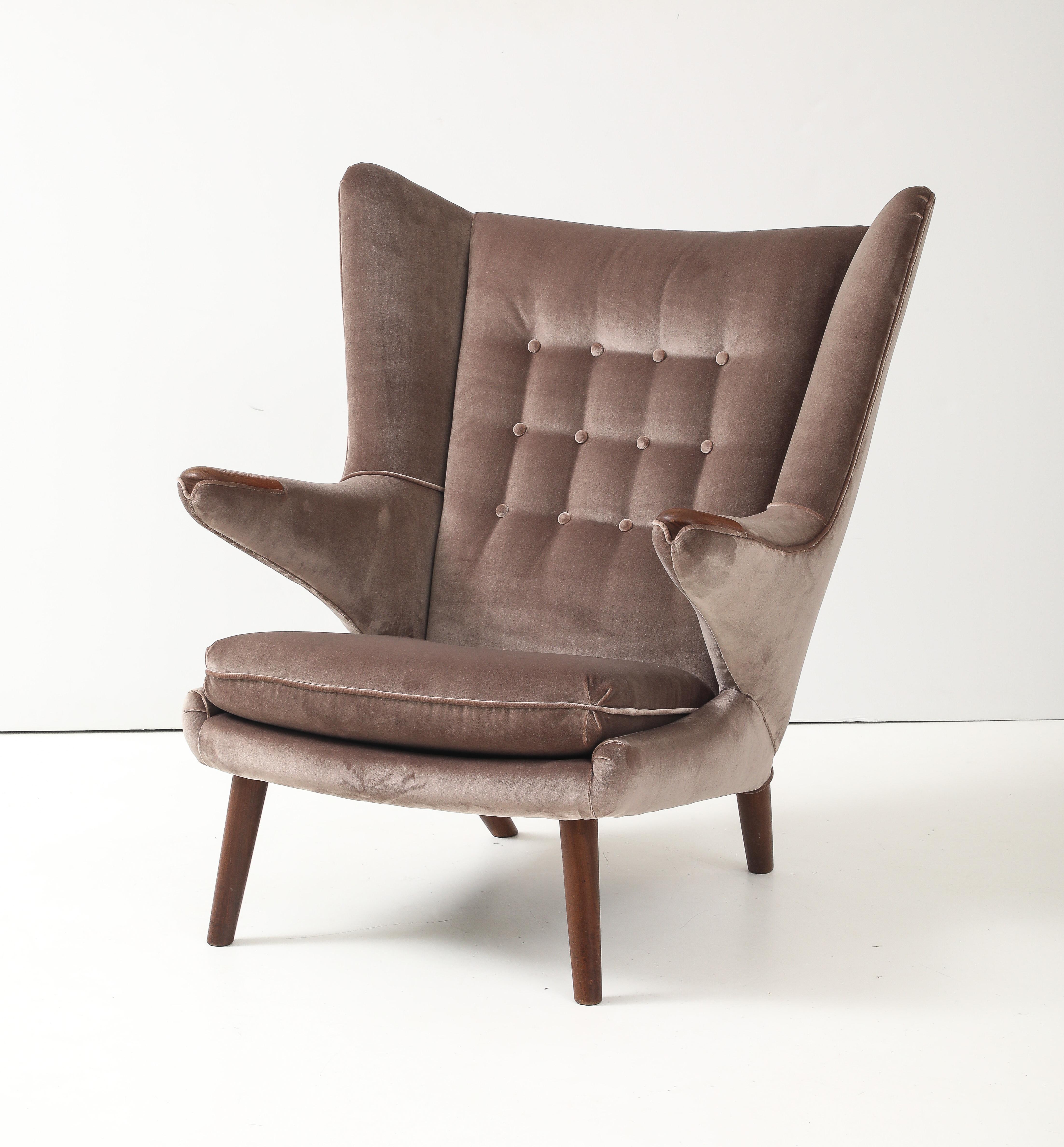 Silla y otomana de teca ''Papá Oso'' de Hans J. Wegner para A.P. Robado Teca en venta