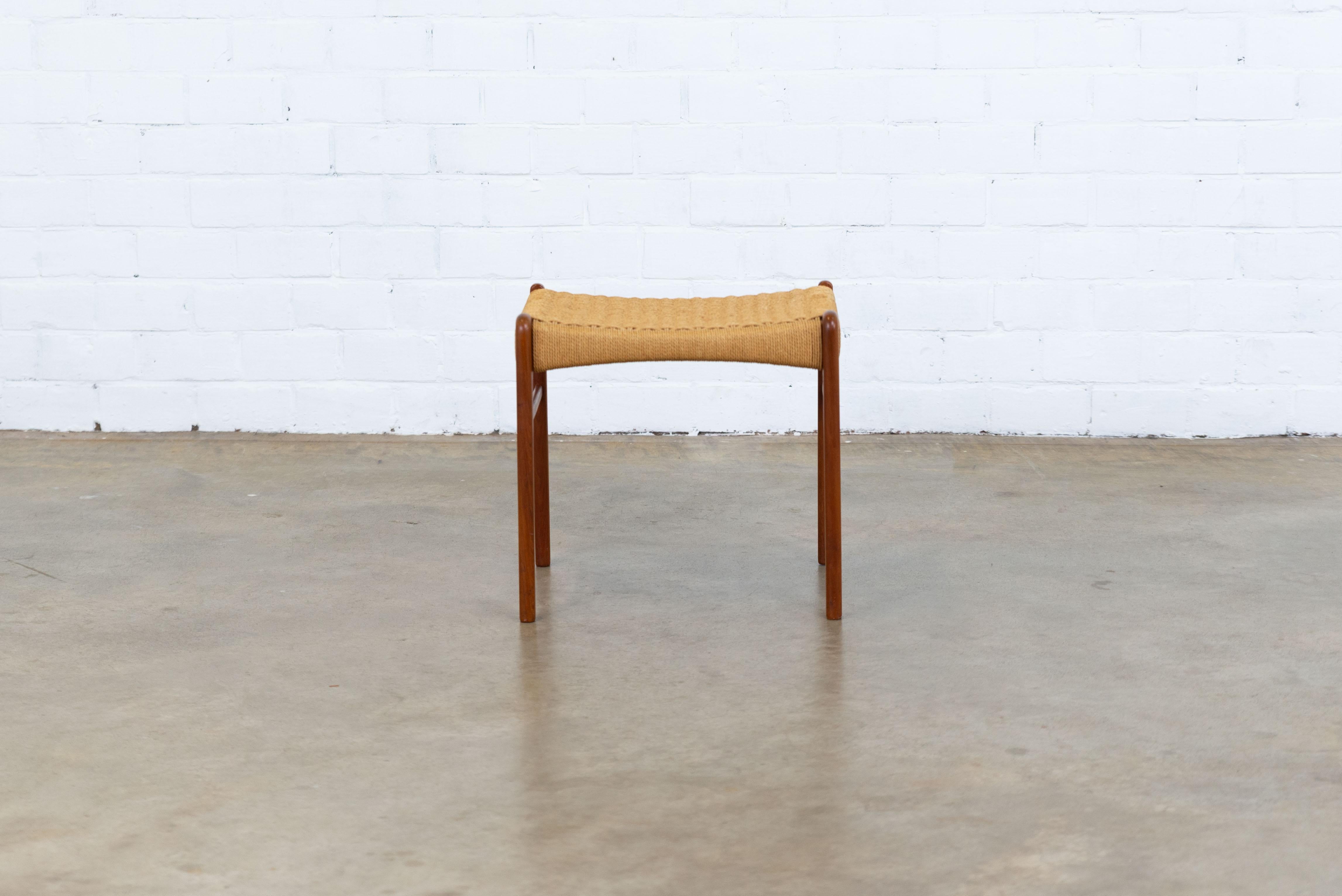 Hocker in teak and paper cord.
Produced by Glyngøre Møbelfabrik.
In great condition.