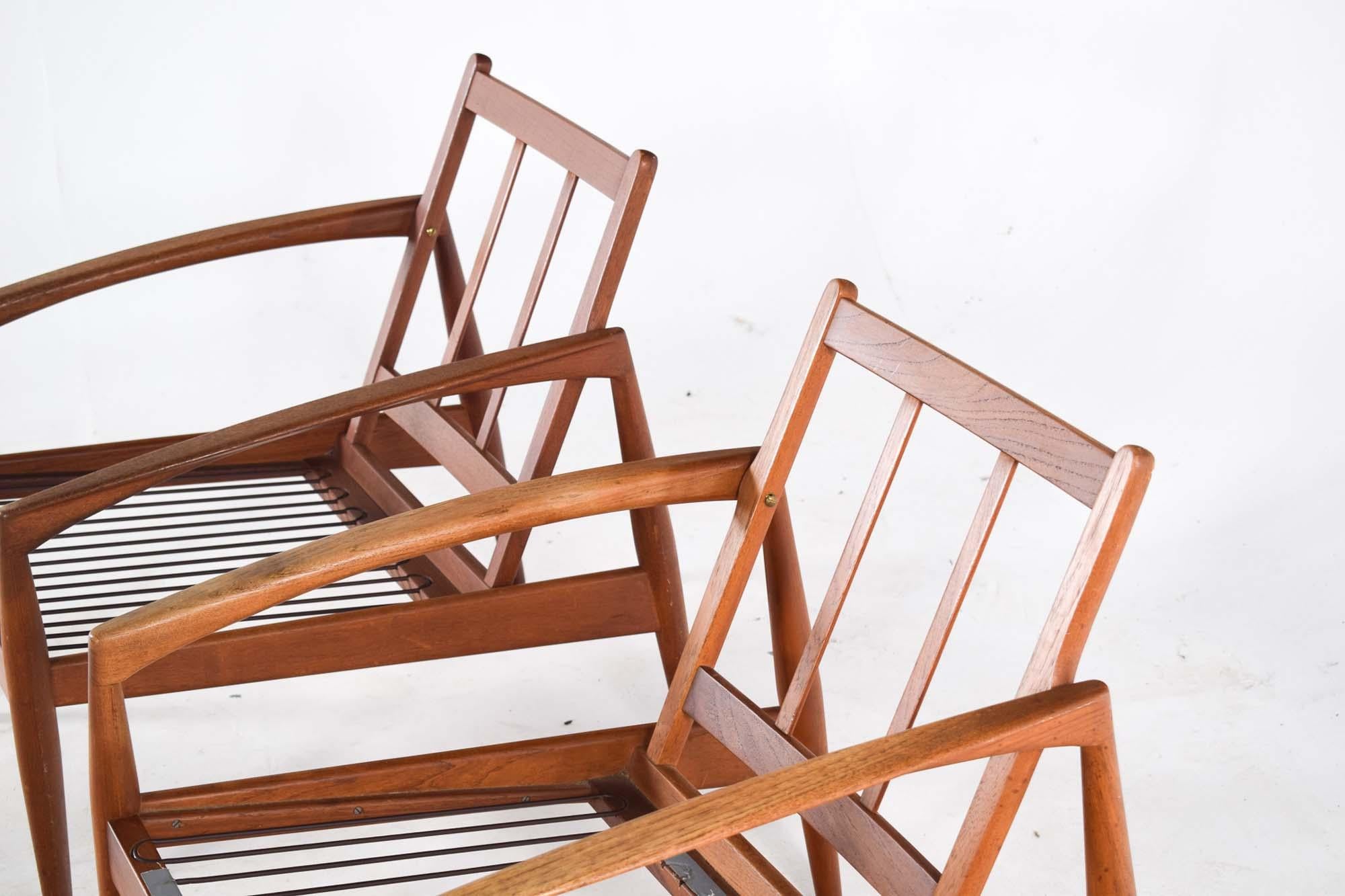 La paire de fauteuils 