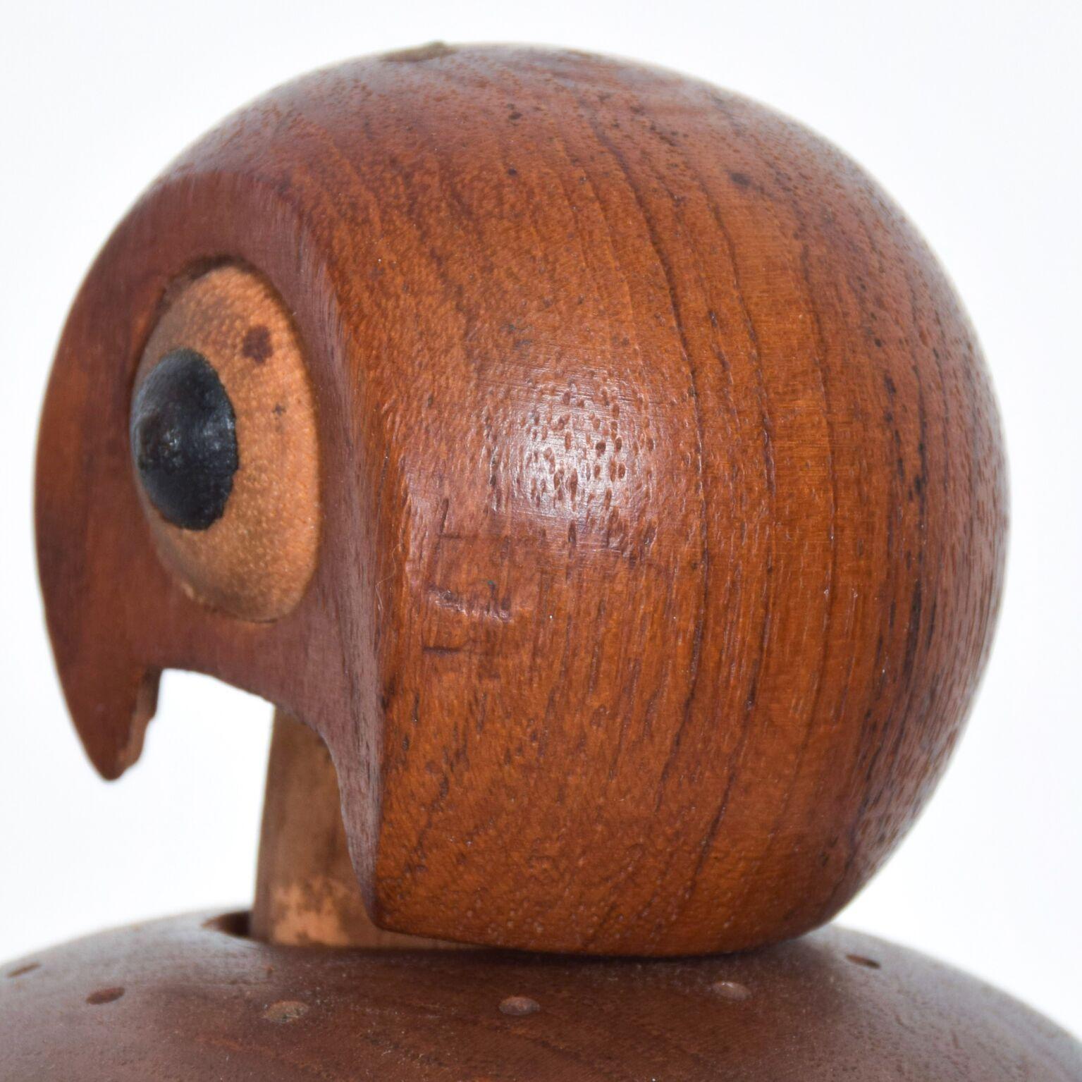 
Adorable PARROT Bottle Stopper Cork in Teak Wood Danish Modern Vintage, 1960s
Dimensions: 2.5 x 2 in diameter
Original Vintage Item Condition. Wear and use appropriate to age. 
See images.
