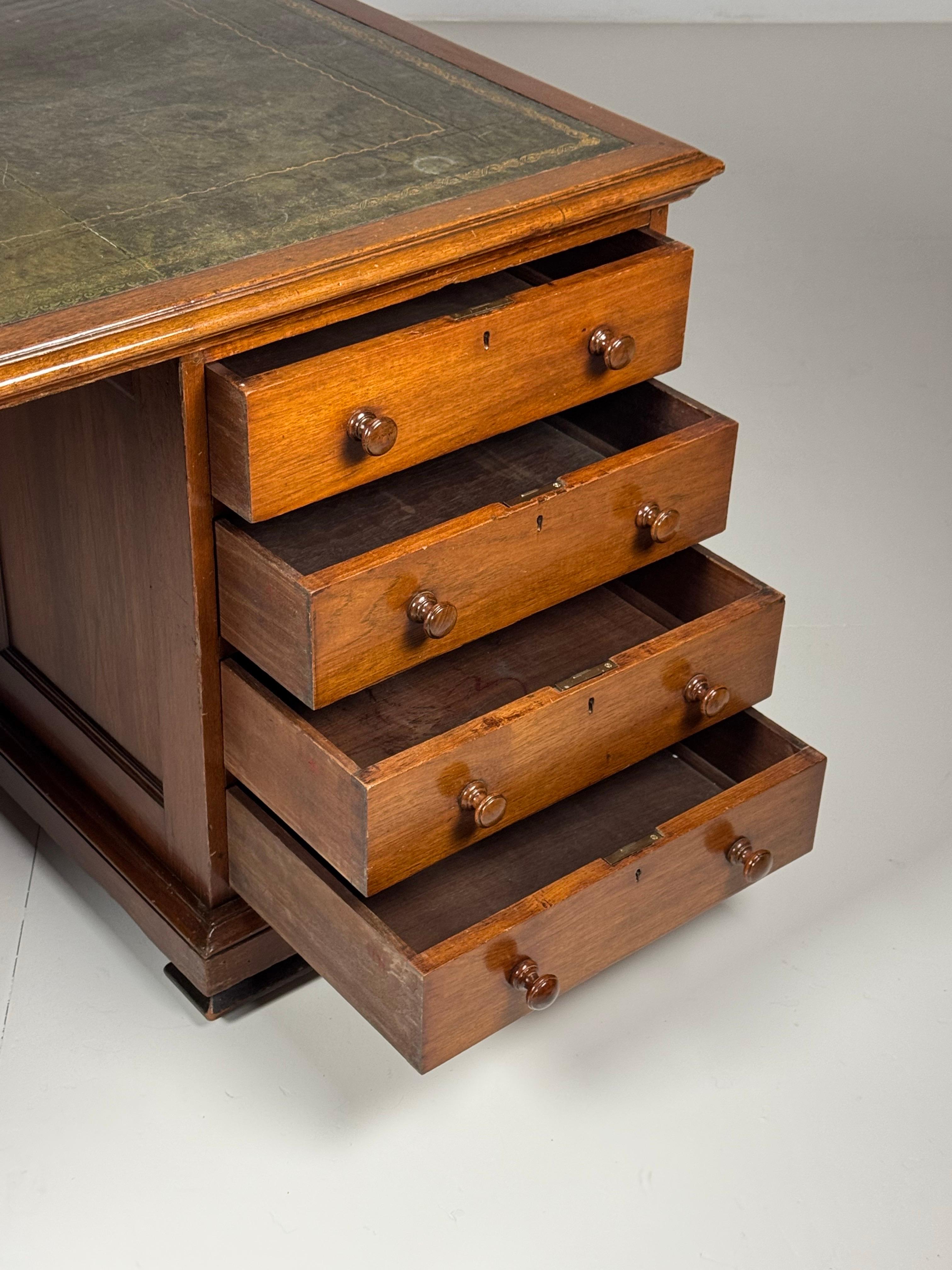 Scrivania in teak della metà del XX secolo in vendita 7