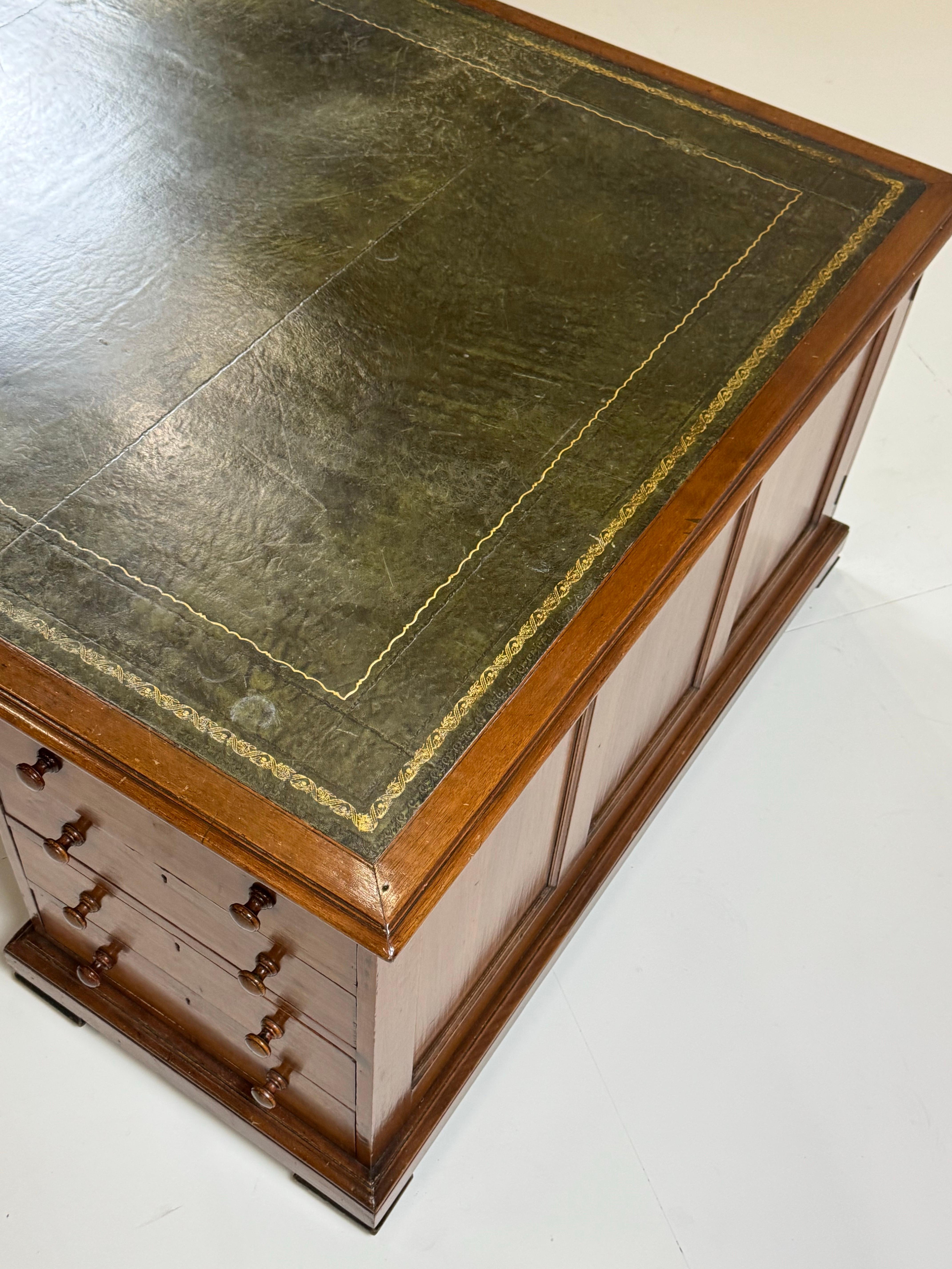Scrivania in teak della metà del XX secolo in vendita 8