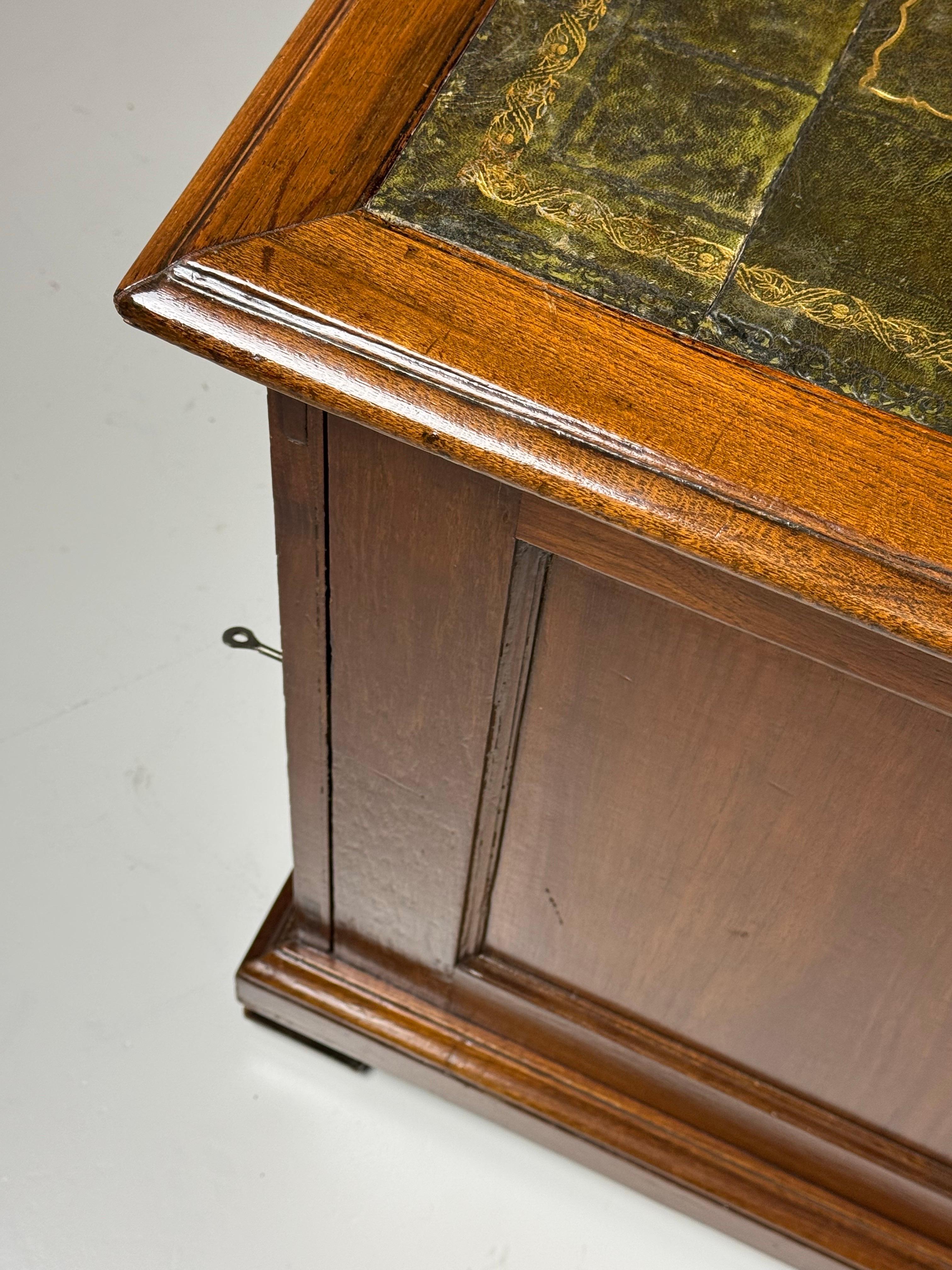 Scrivania in teak della metà del XX secolo in vendita 11