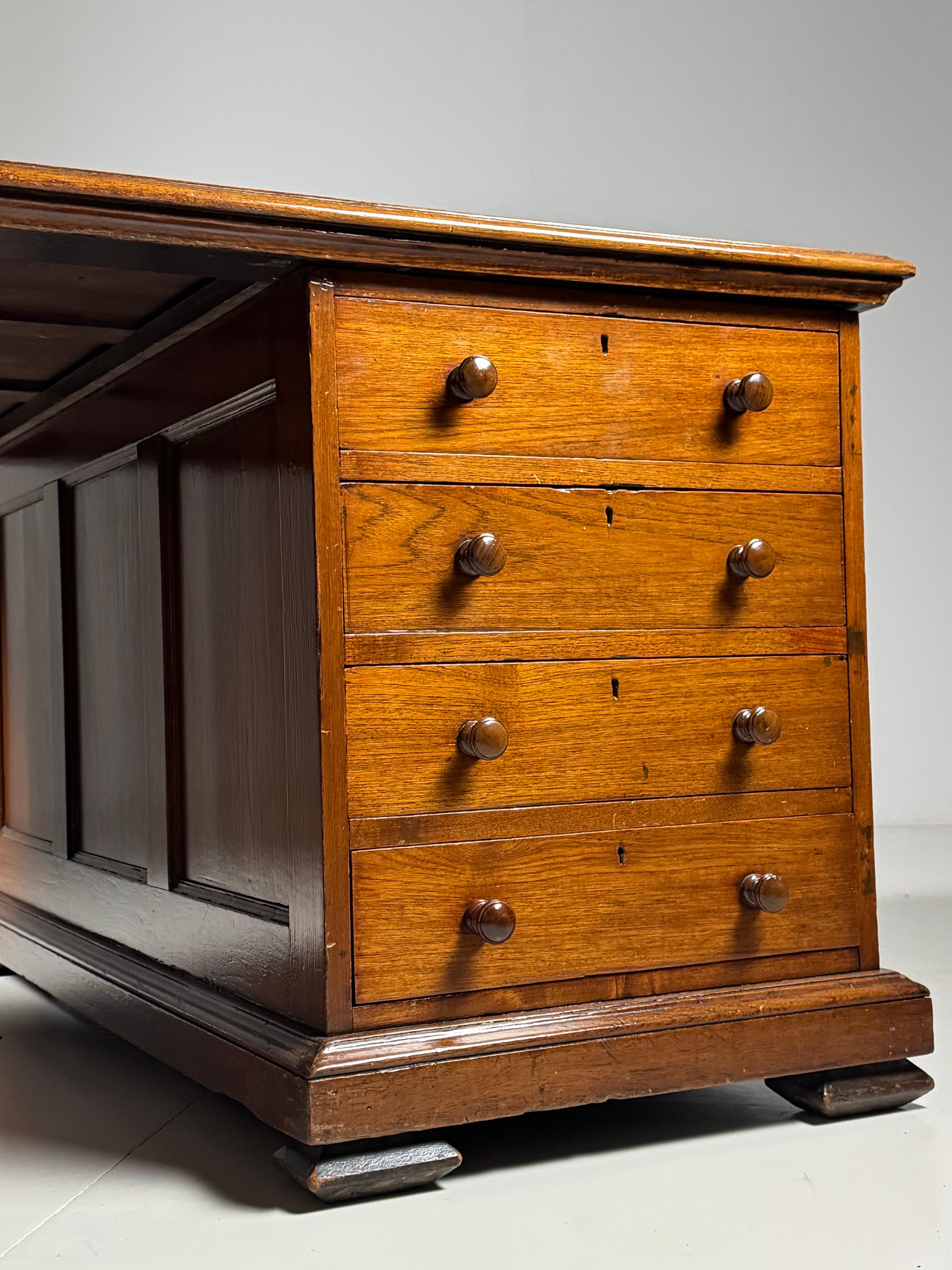 Scrivania per partner di grandi dimensioni / Scrivania. Realizzato in teak massiccio. Molto solido e robusto. Intarsiato con pelle verde.

Inizio/metà del XX secolo.

Ogni lato ha un'anta con ripiano a sinistra e una cassettiera con 4 cassetti a
