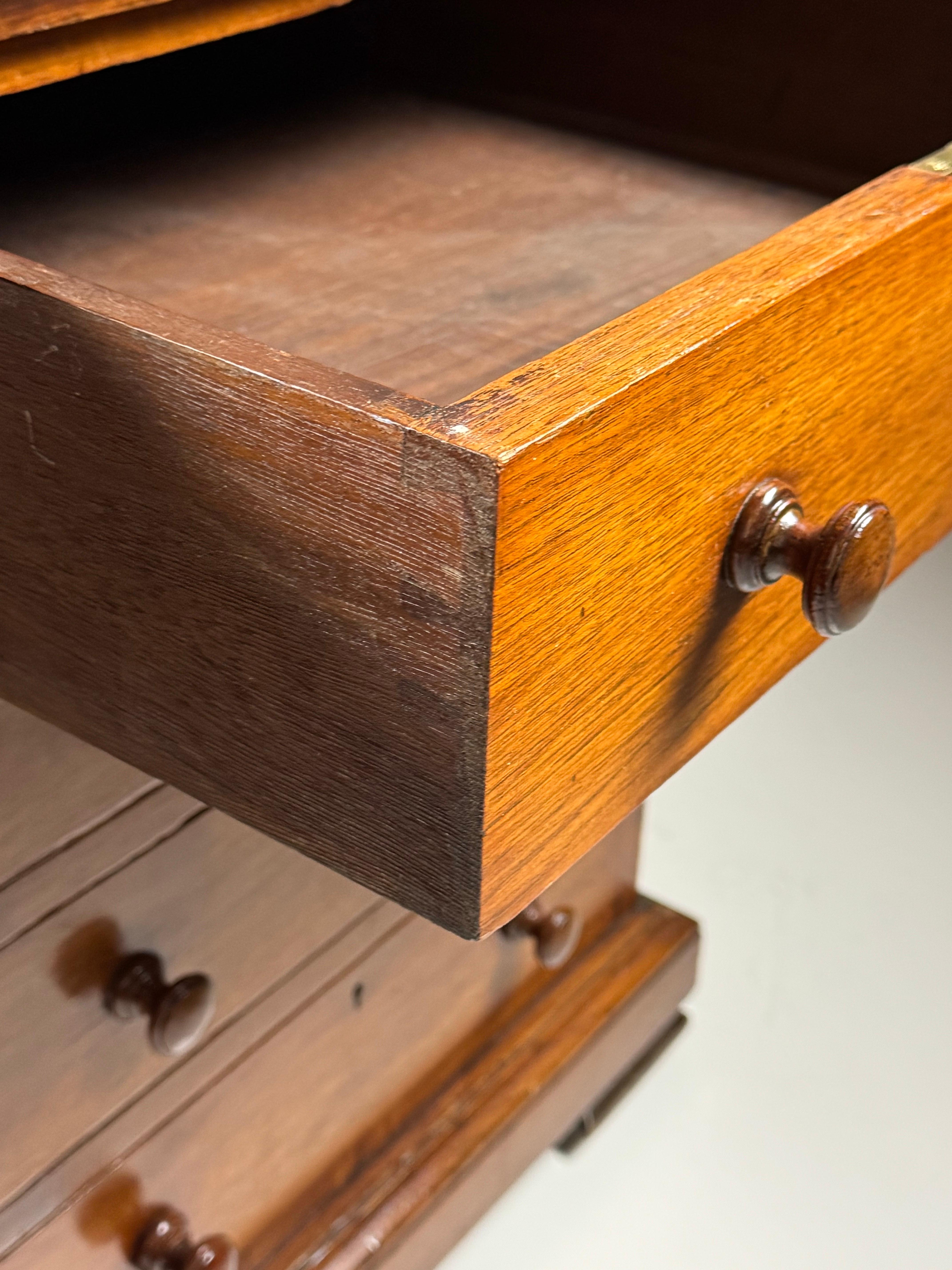 Metà XX secolo Scrivania in teak della metà del XX secolo in vendita