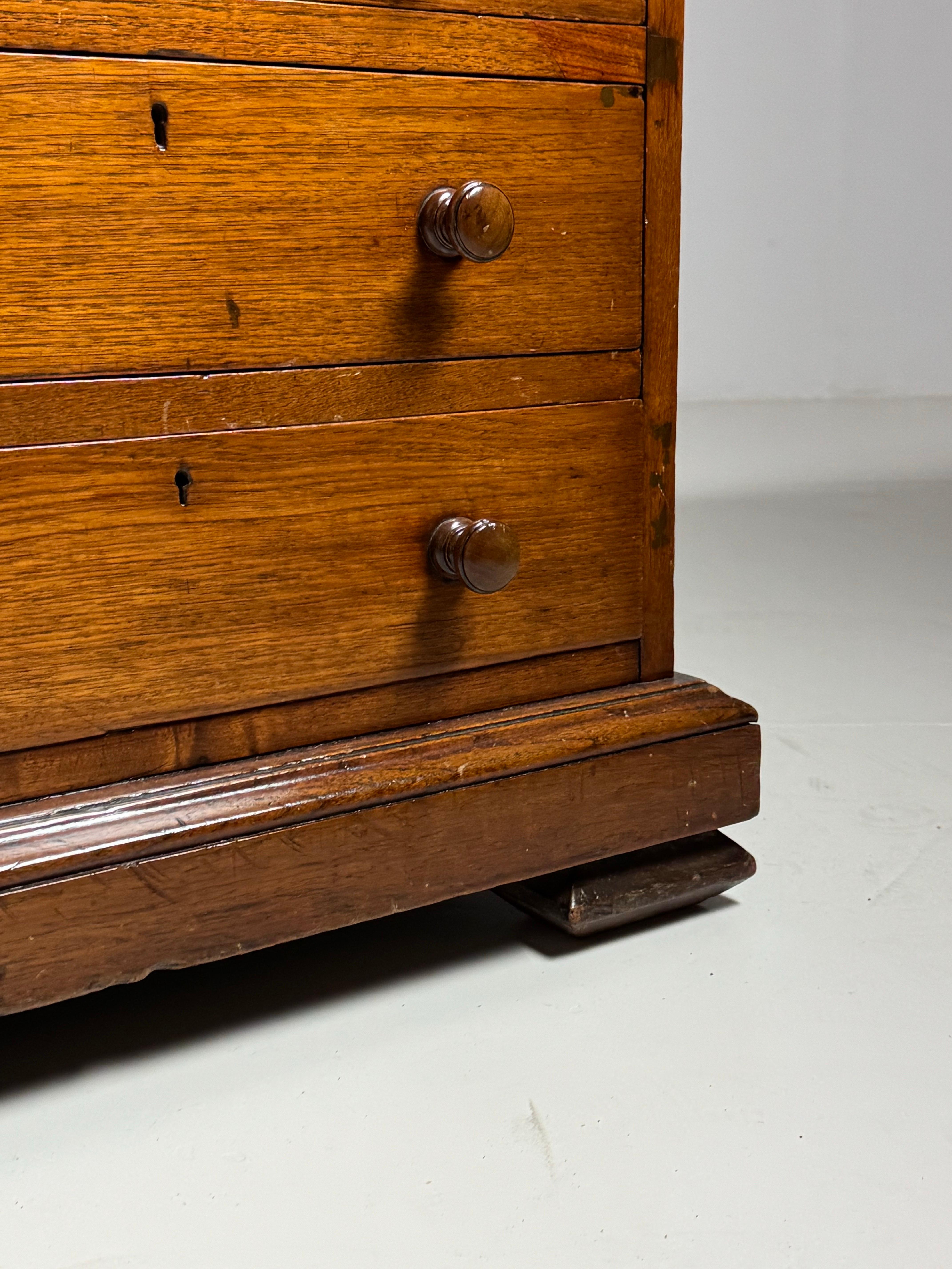 Teak Scrivania in teak della metà del XX secolo in vendita