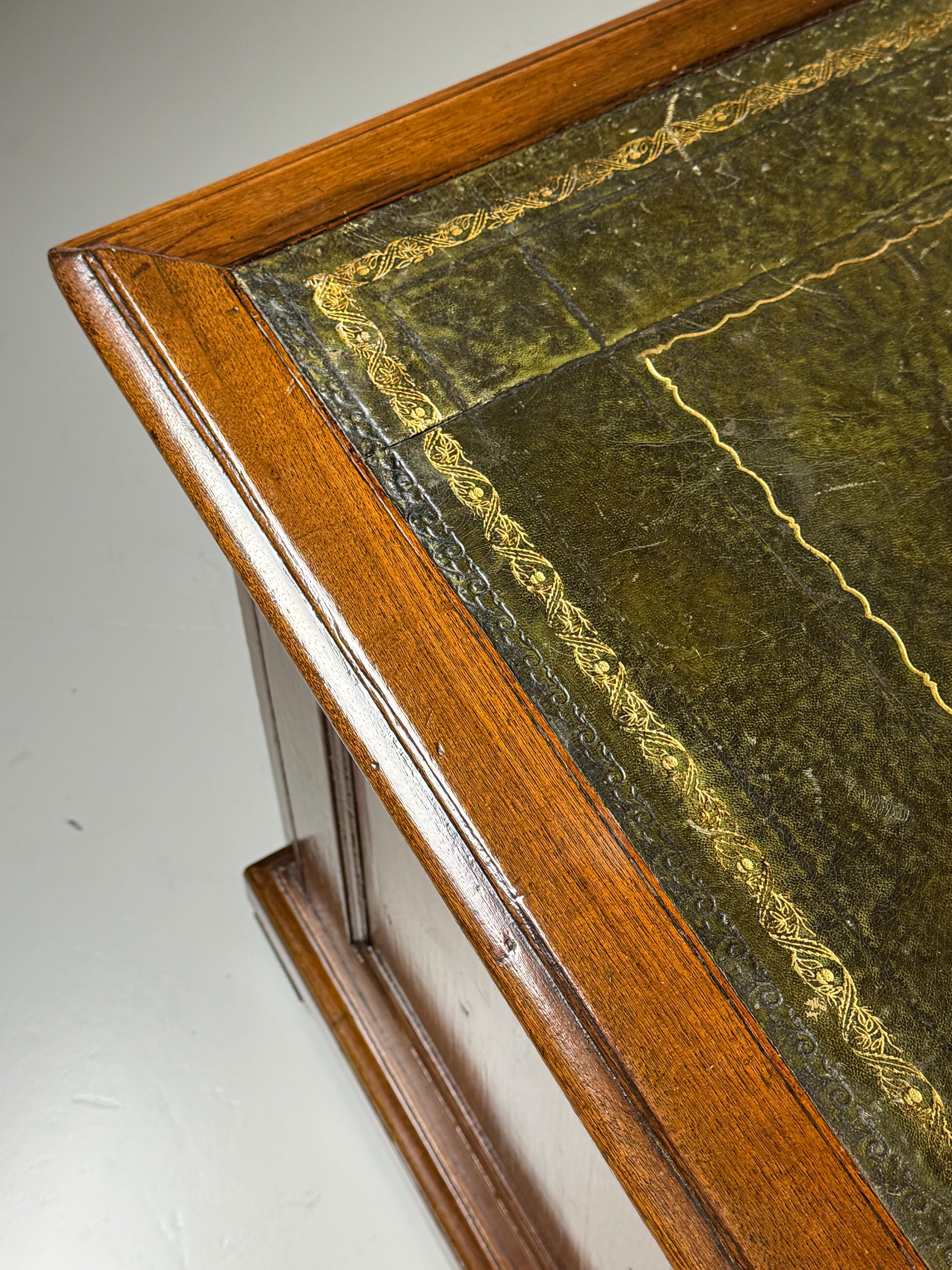 Scrivania in teak della metà del XX secolo in vendita 2