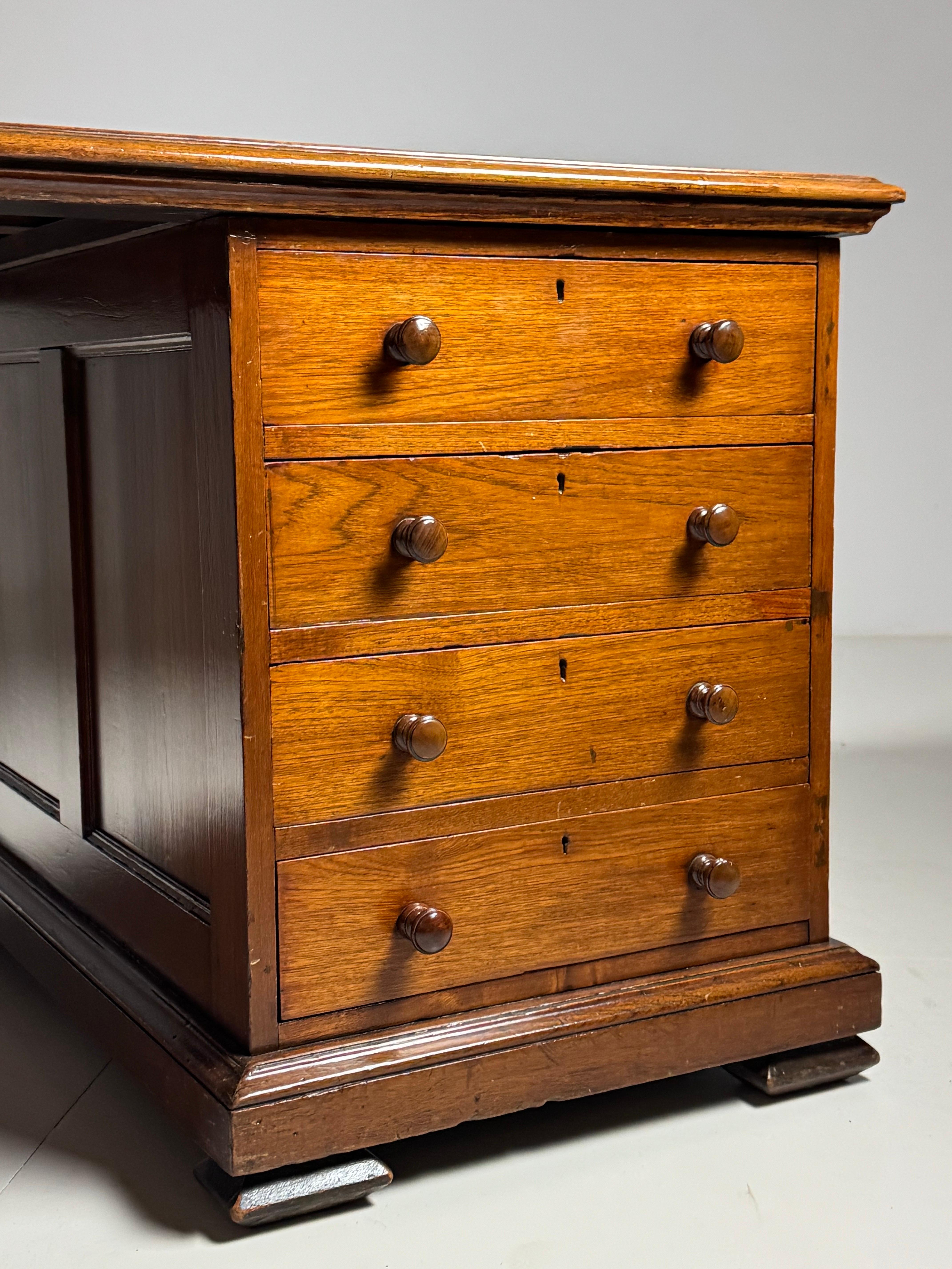 Scrivania in teak della metà del XX secolo in vendita 3