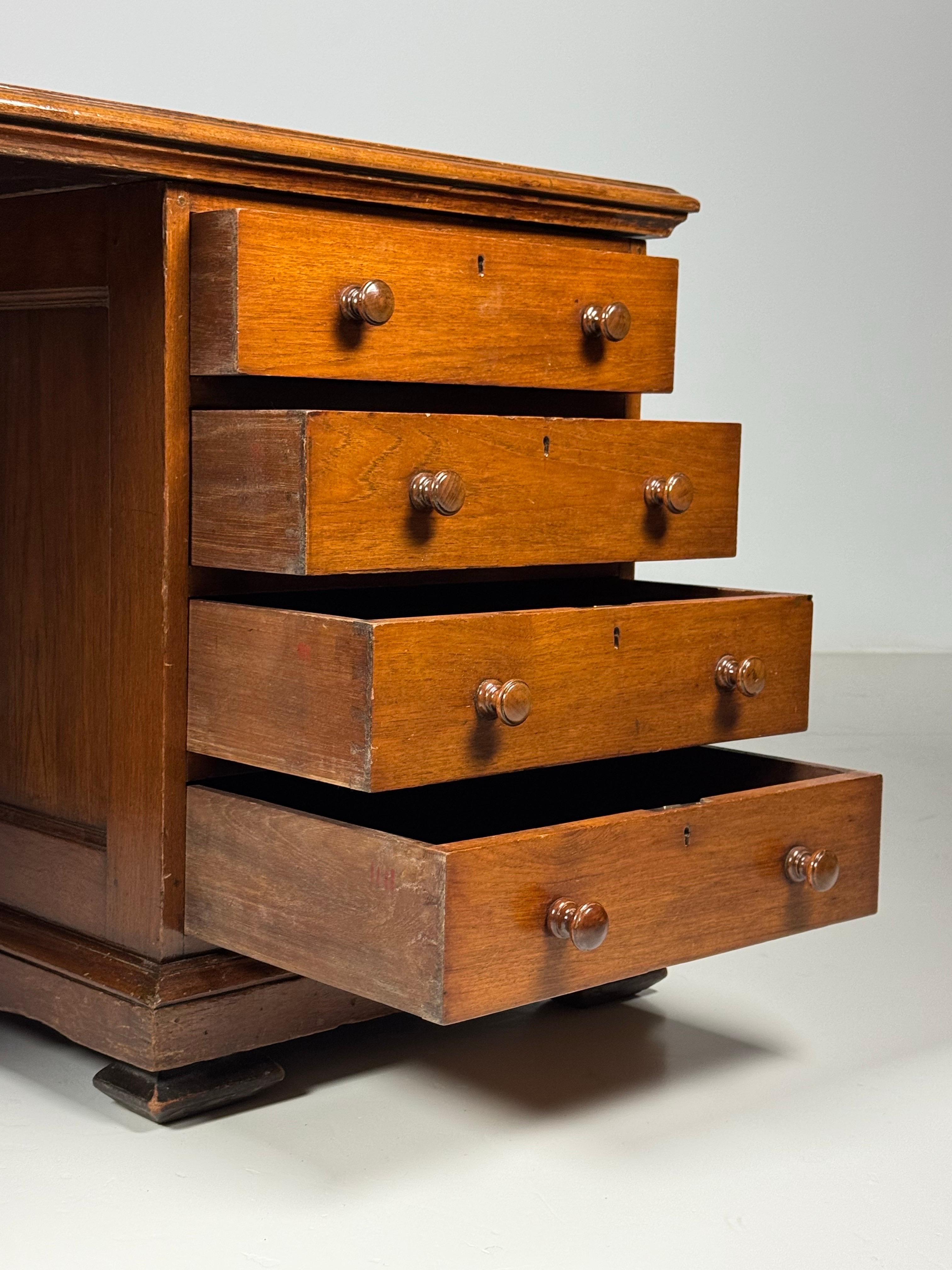 Scrivania in teak della metà del XX secolo in vendita 4
