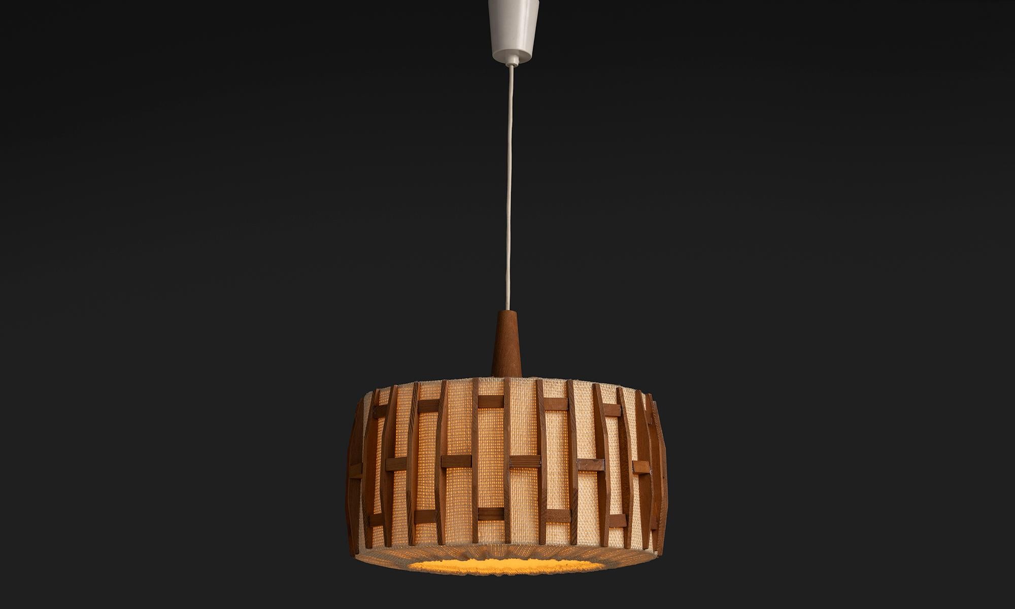 America, 1960
Ciondolo con paralume in tessuto e teak.
15