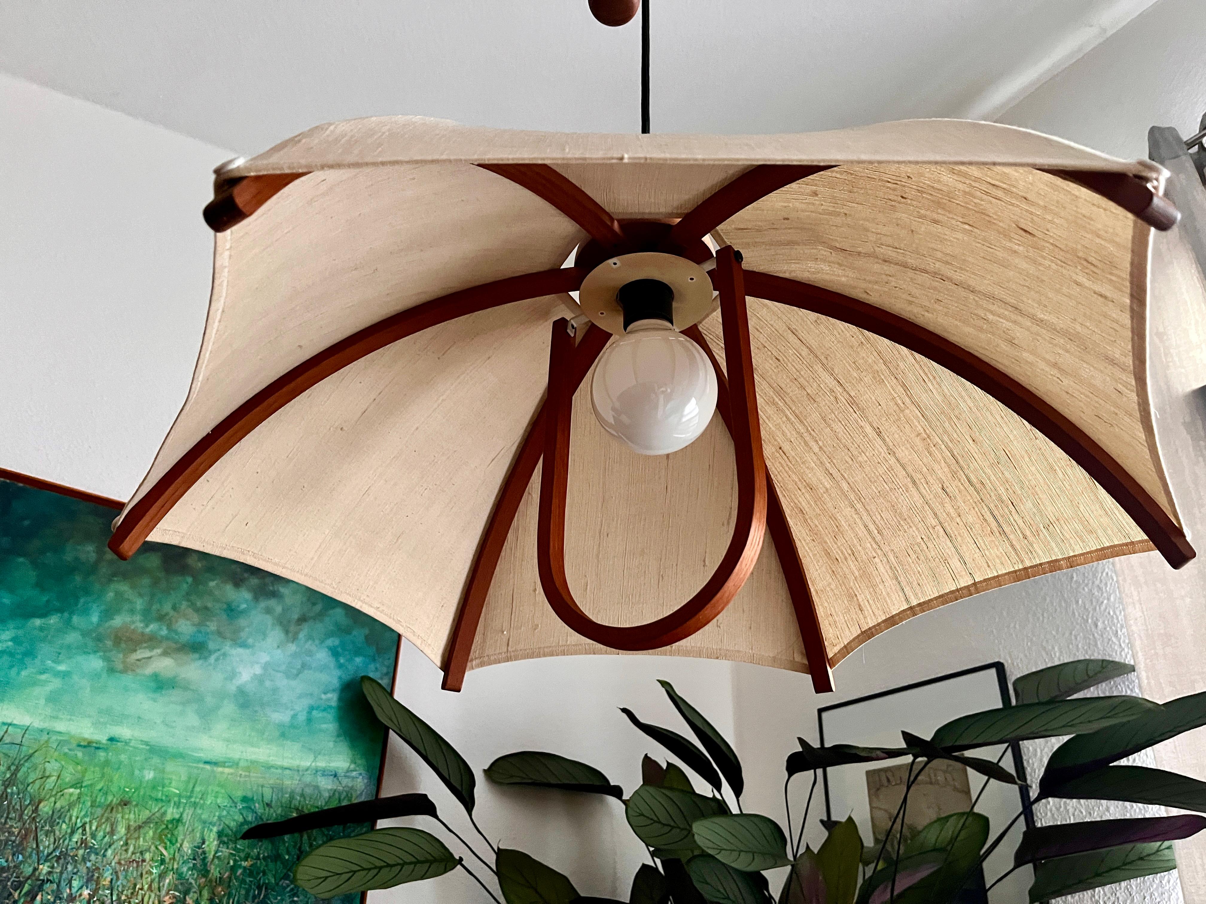Lámpara colgante de teca by Domus mediados del siglo XX en venta