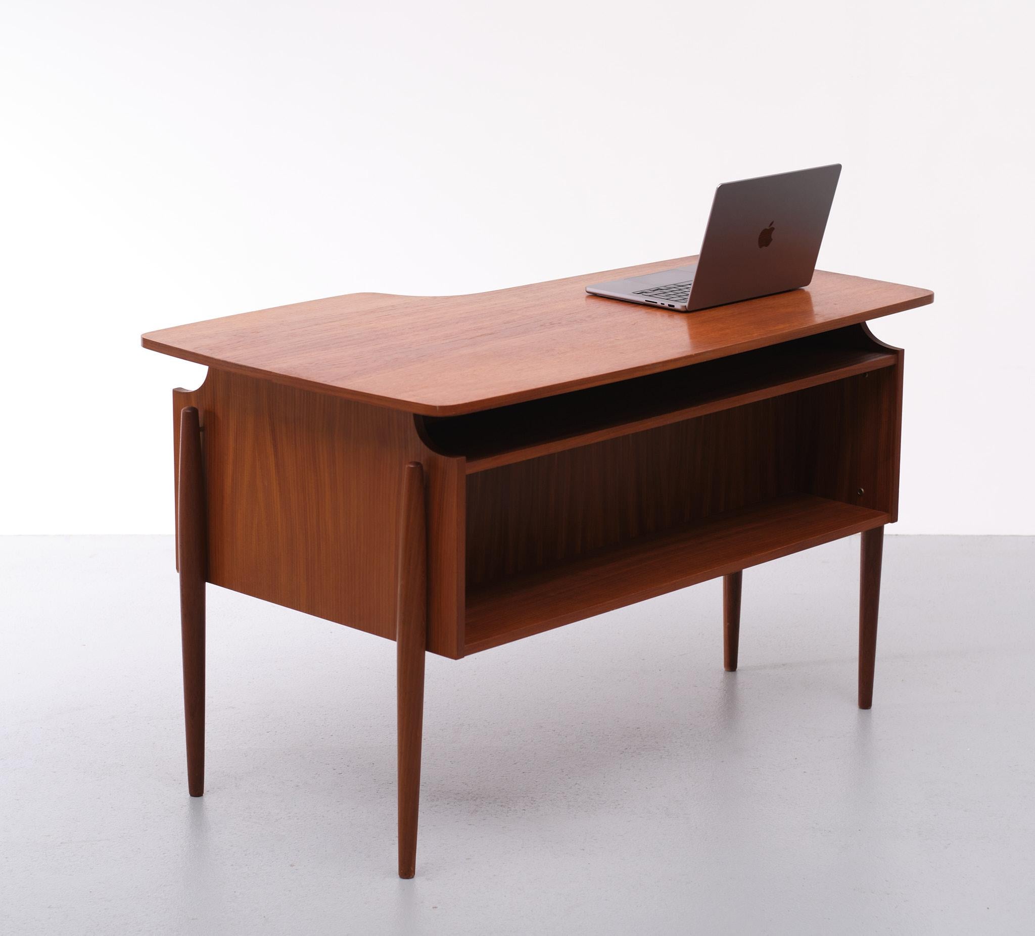 Teak Piano Shaped Desk 1960s Dutch  In Good Condition In Den Haag, NL