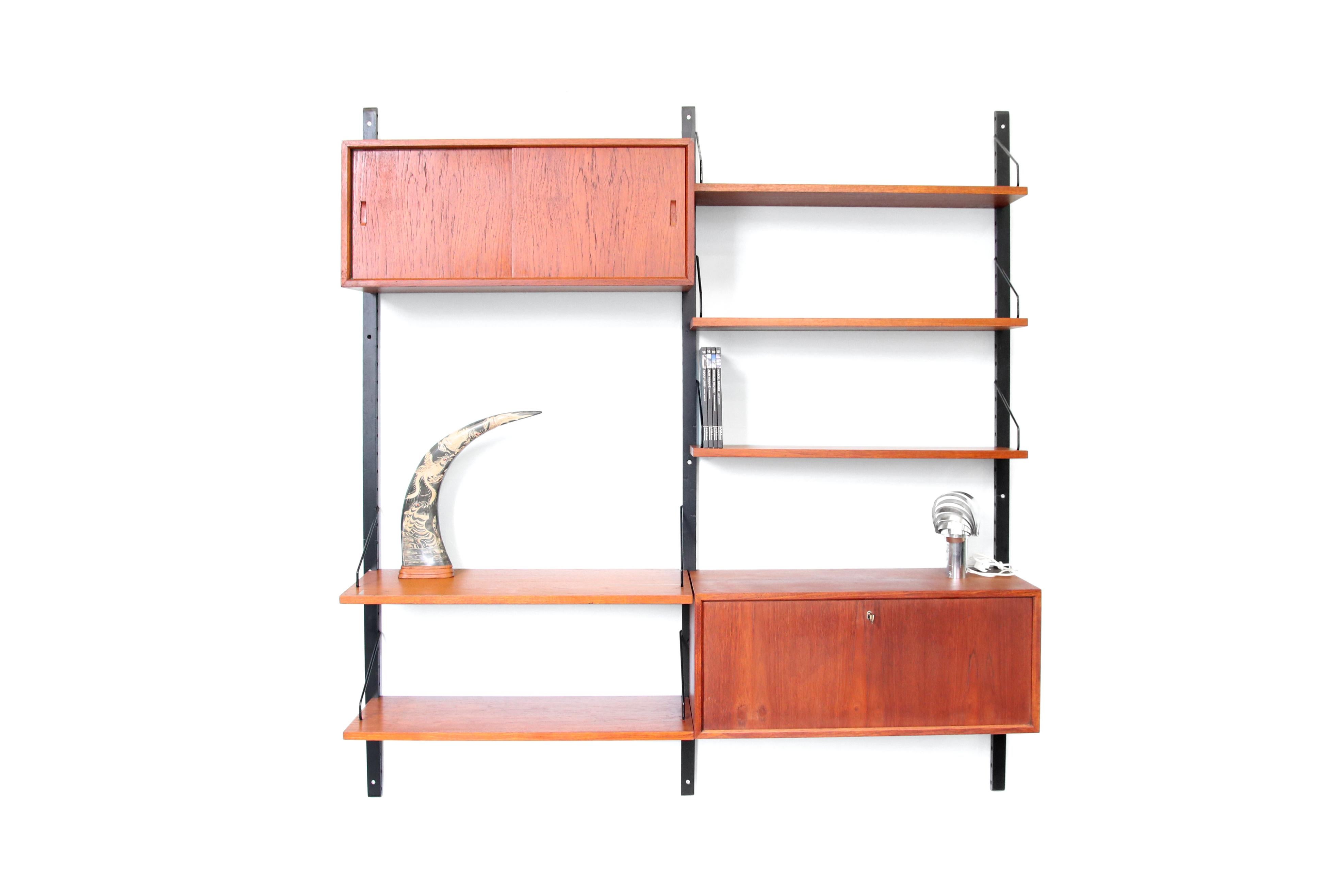 Teak Poul Cadovius Hanging Wall System by Royal System Denmark, 1960s In Good Condition In Amsterdam, Noord Holland