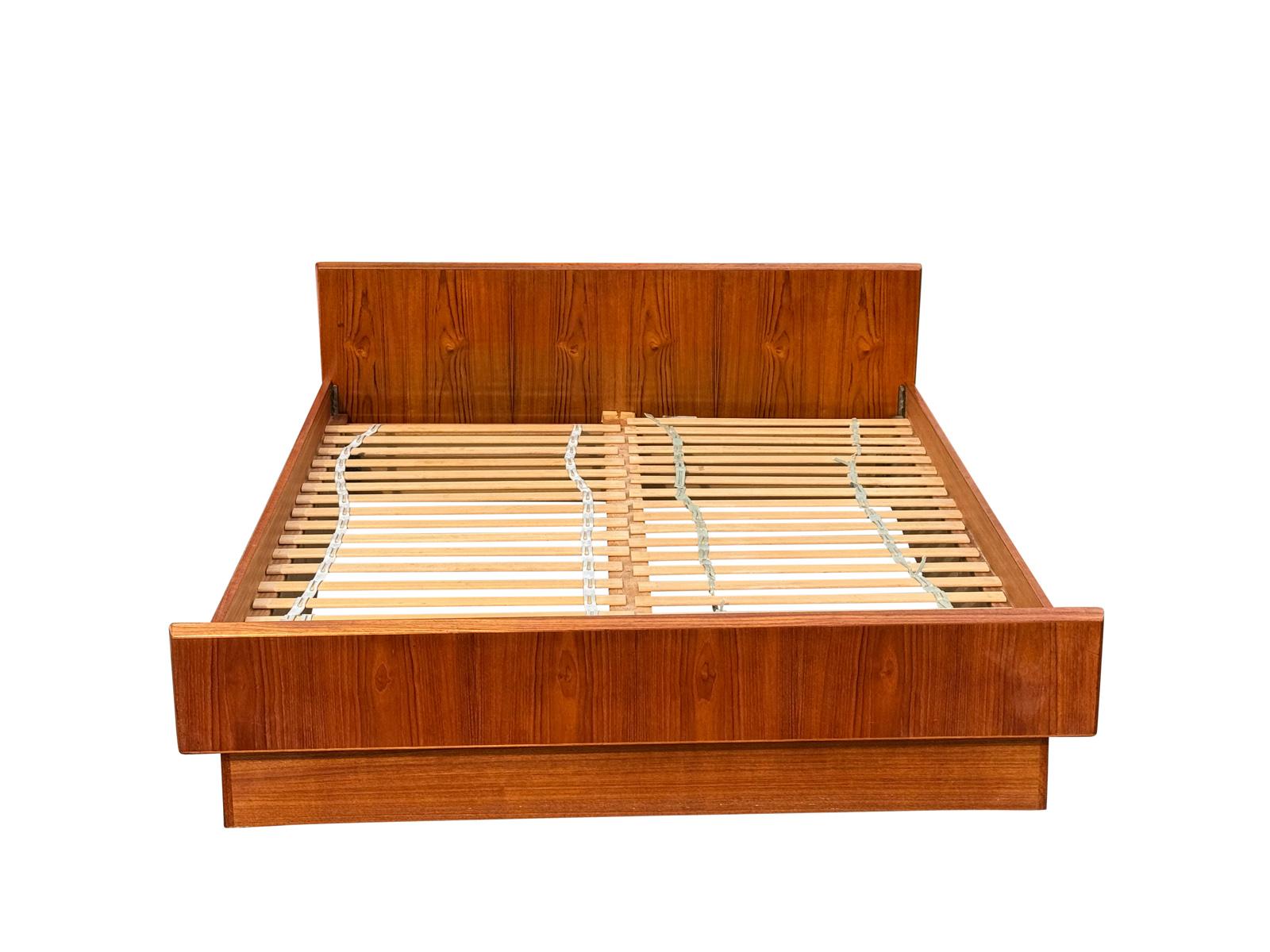 TEAK Queen Floating Bed Frame by Sannemanns Denmark In Good Condition In Bensalem, PA