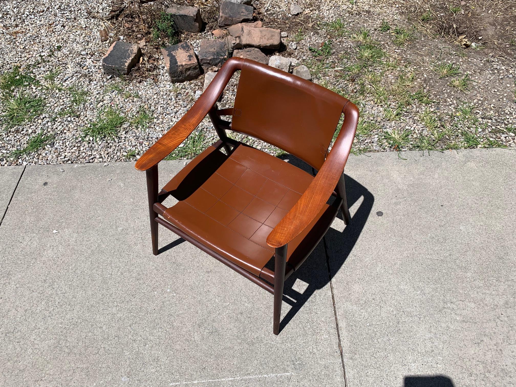 Amazing and rare chair with original leather
great vintage condition.
 