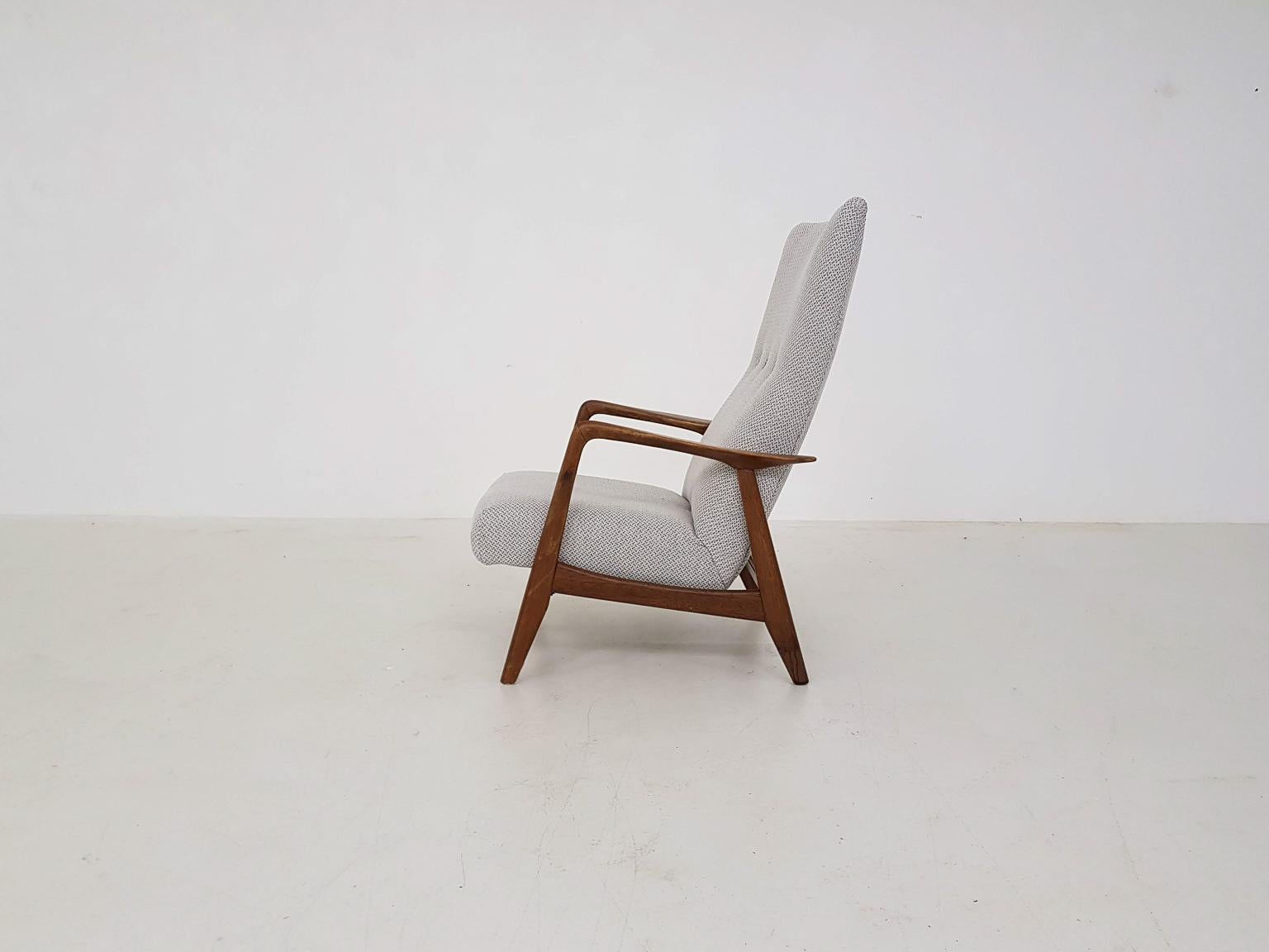 Recliner lounge chair attributed to Alf Svensson or Folke Ohlsson for DUX, Denmark, 1960s

This Comfortable lounge chair from the 60s has a beautiful teak wooden frame with elegant, typical Danish mid century modern shapes.  We reupholstered the