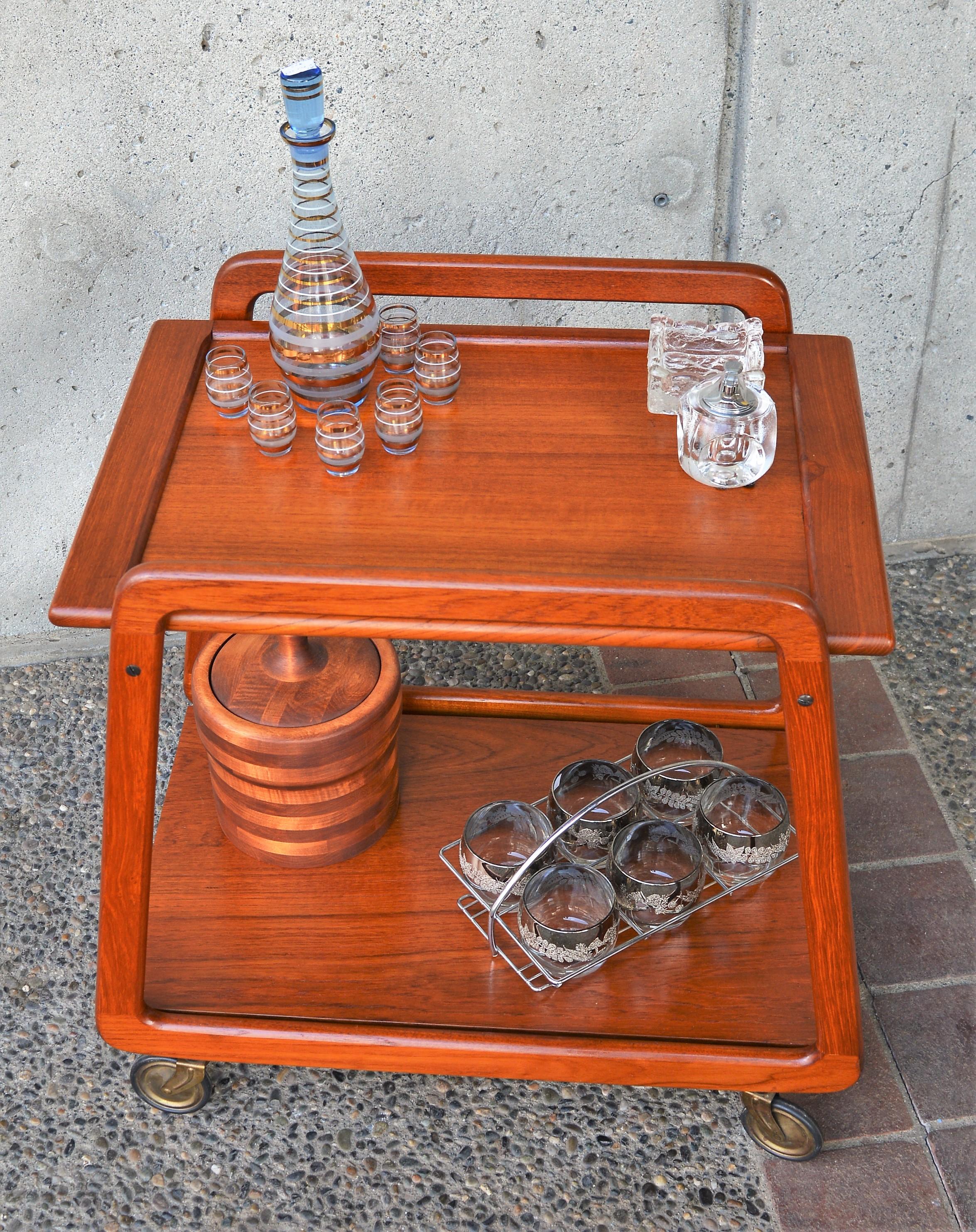 Teak Reversible Tray Top Bar Cart or Tea Trolley by Sika Møbler In Good Condition In New Westminster, British Columbia
