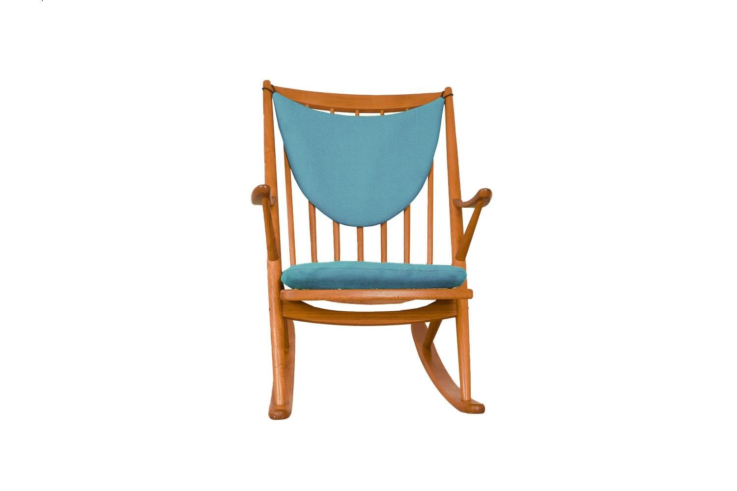 Authentischer dänischer Teakholz-Schaukelstuhl aus der Mitte des Jahrhunderts von Frank Reenskaug für Bramin (Brahmin). Dieser prächtige Stuhl aus der Mitte des Jahrhunderts wurde 1958 hergestellt. Dieser Schaukelstuhl ist Typ 182. Es handelt sich