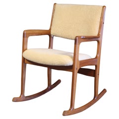 Fauteuil à bascule en teck et peau de mouton, Danemark, années 1960