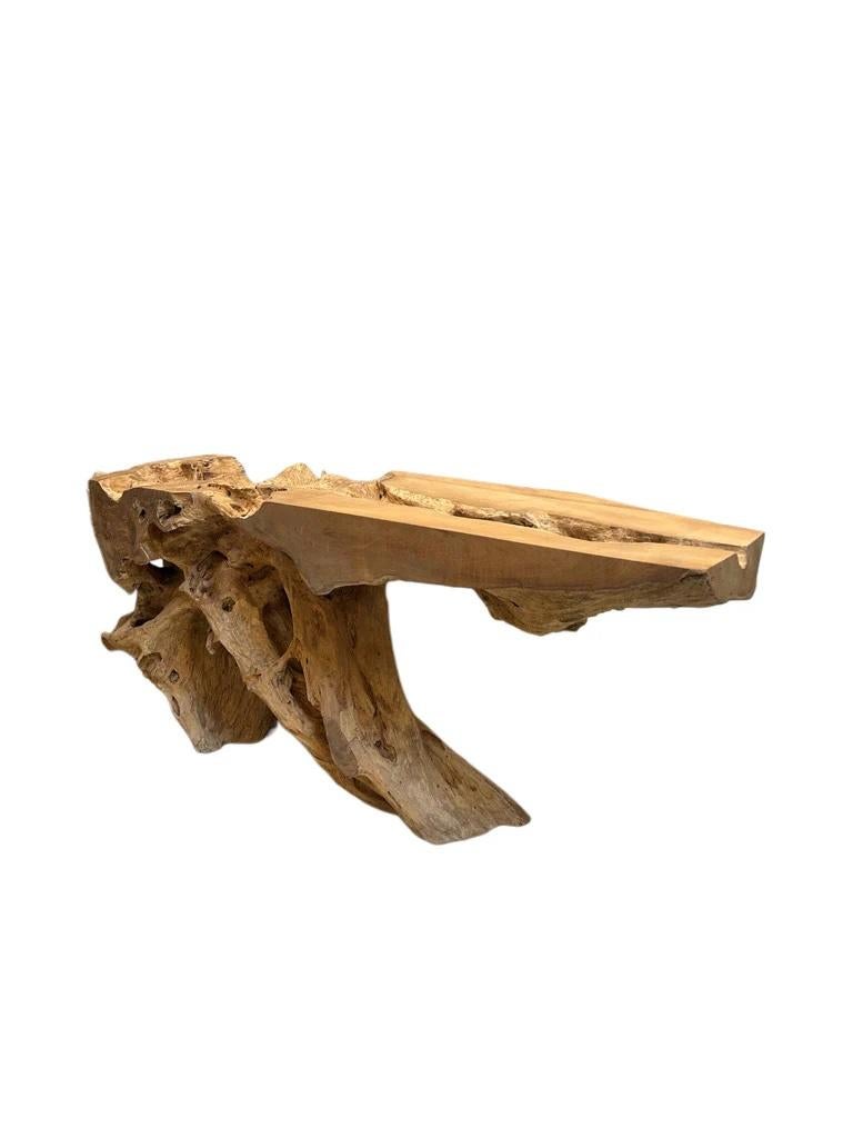CONSOLLE IN TEAK ROOT

Unico nel suo genere. Scolpito a mano.
Dimensioni complessive: 66 