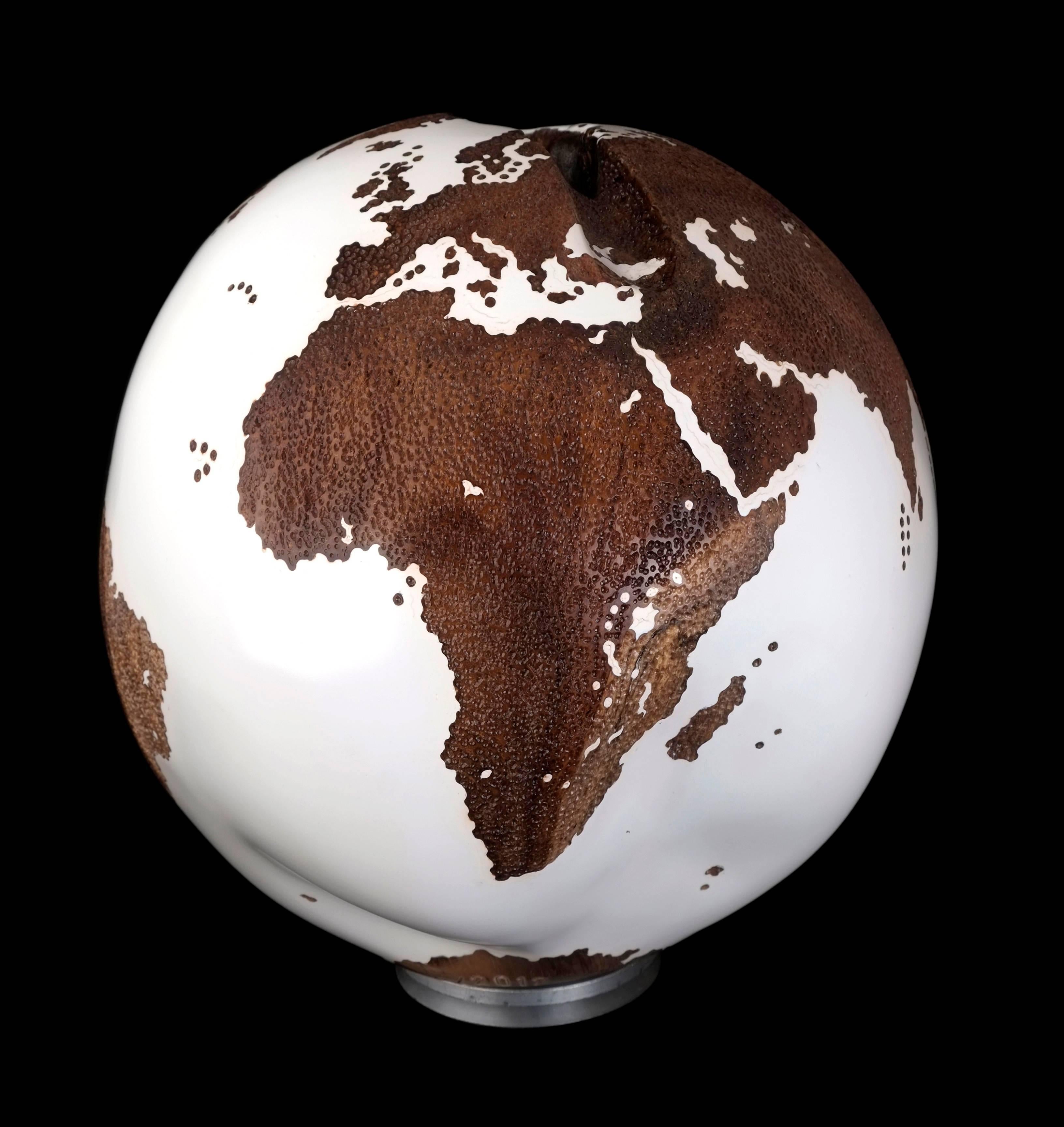 Add warmth and texture to your space with this unique hand-carved wooden globe made of teak root in acrylic white resin and hammered skin textured finishing. 

Dimension: 9.84 inches / 25 cm
Materials: Reclaimed teak root, acrylic white resin,