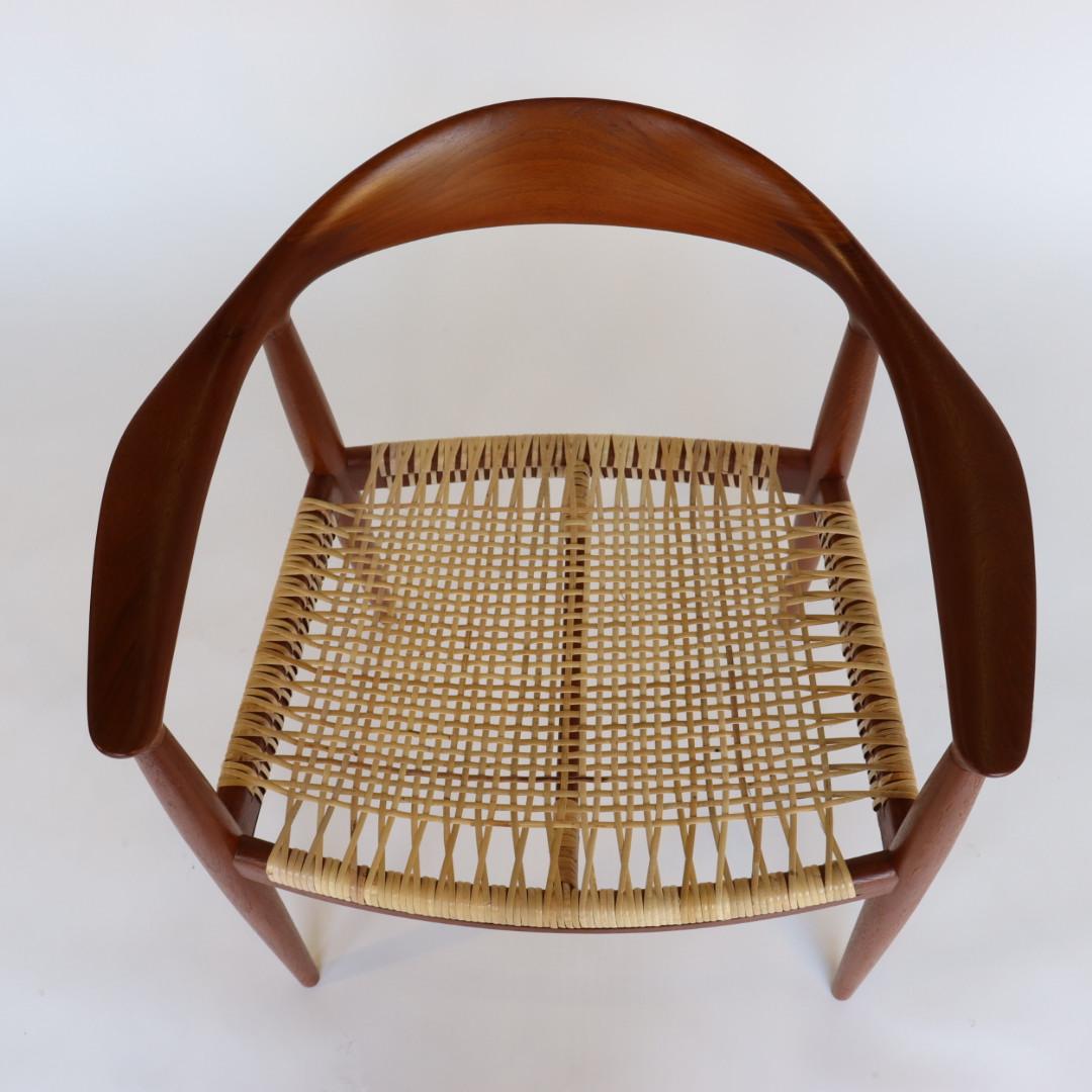 Danois Chaise ronde conçue par Hans Wegner avec un nouveau siège en rotin en vente