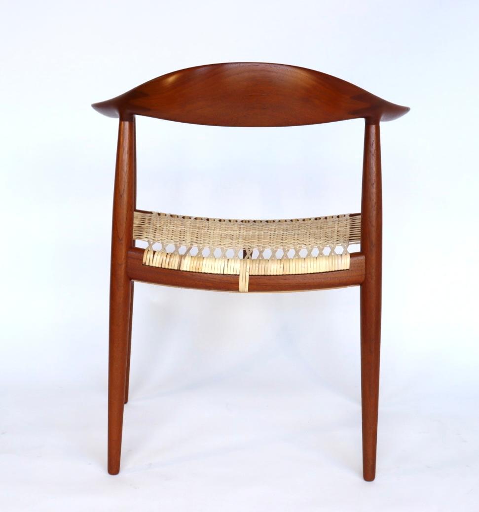 Vannerie Chaise ronde conçue par Hans Wegner avec un nouveau siège en rotin en vente