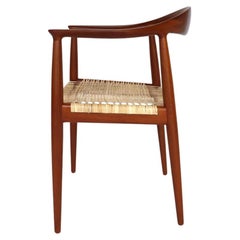 Runder Stuhl aus Teakholz entworfen von Hans Wegner mit neuem Sitz aus Schilfrohr