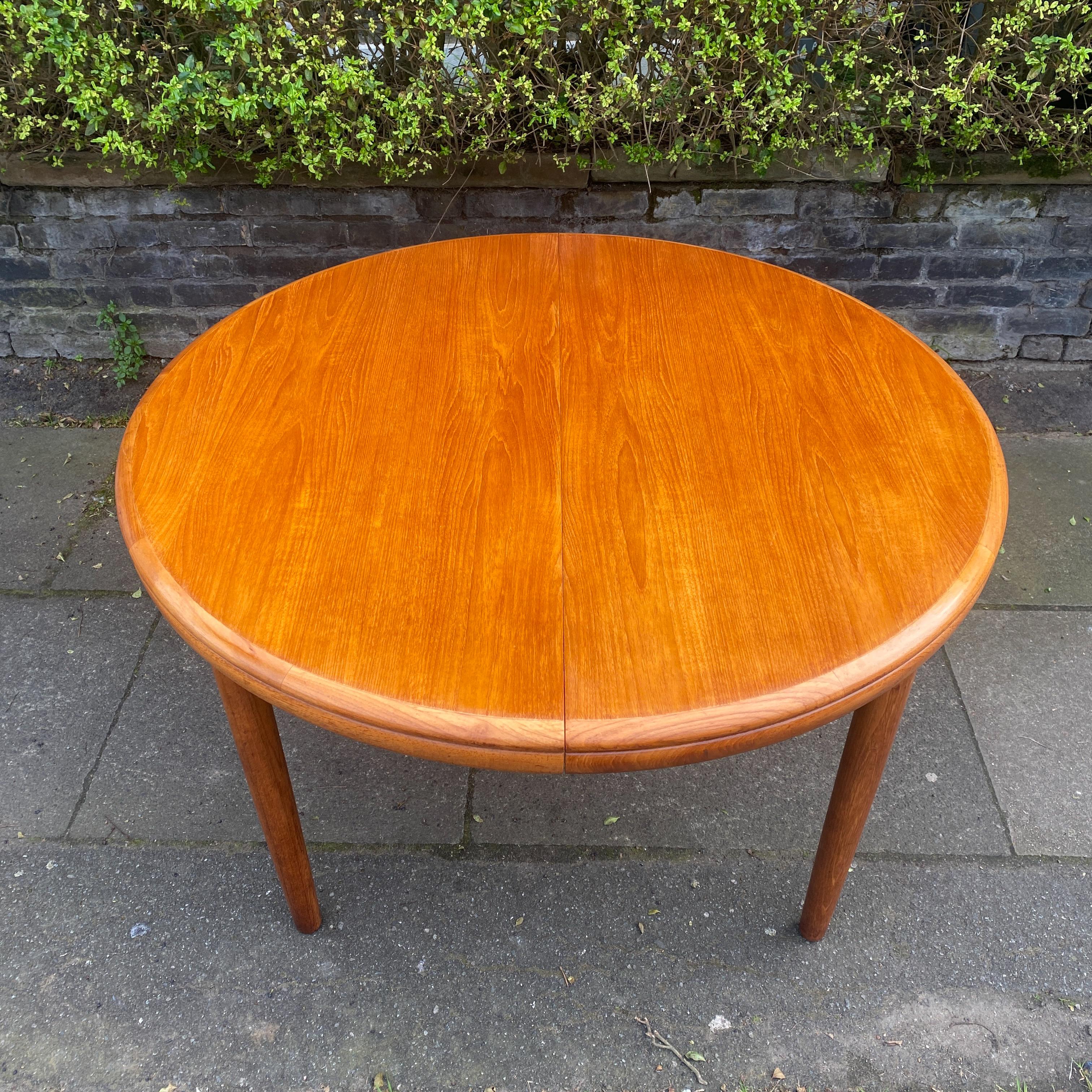 Teak Round Extending White & Newton Double Lip Dining table In Good Condition For Sale In London, GB