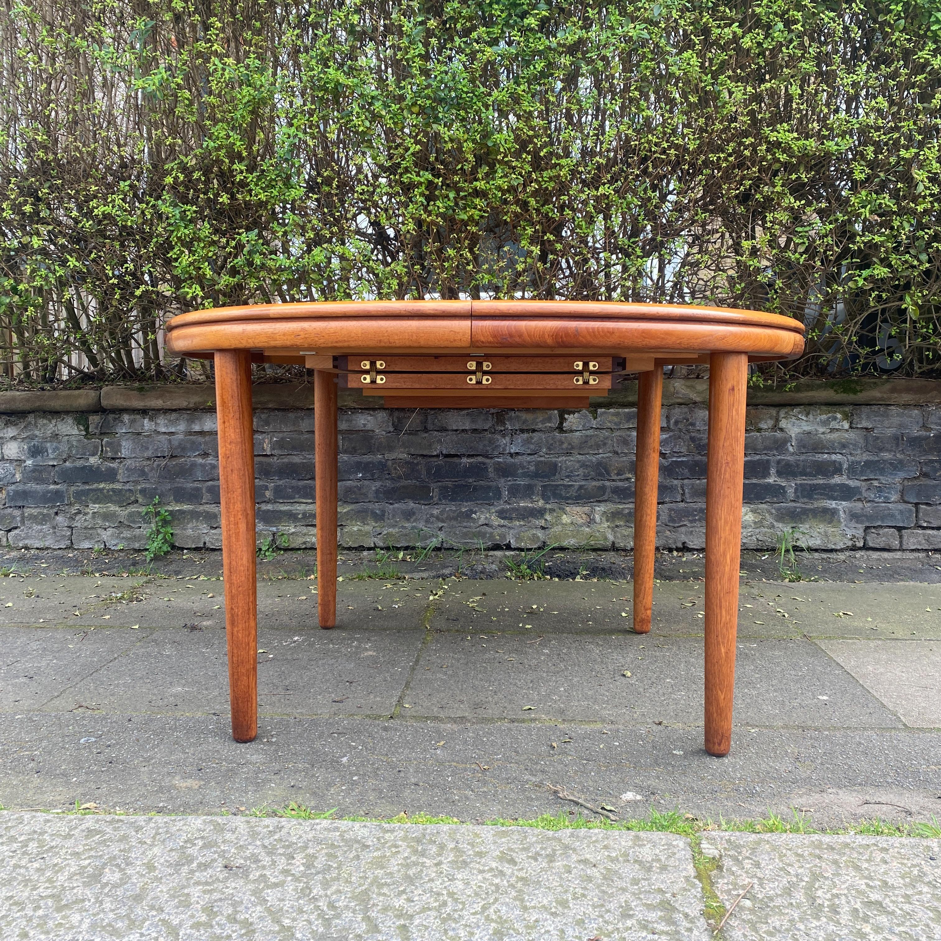 Late 20th Century Teak Round Extending White & Newton Double Lip Dining table For Sale