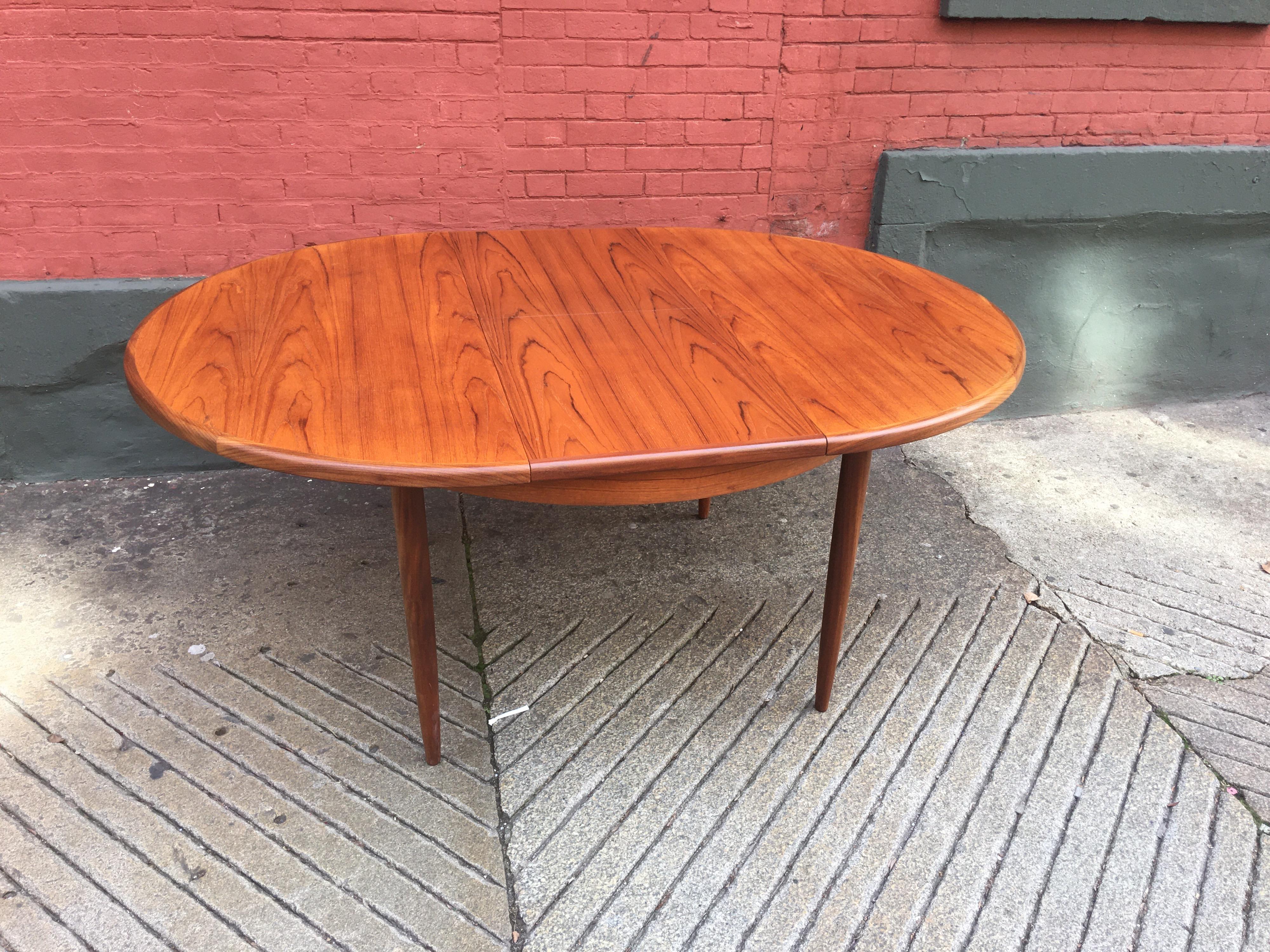 Teak Round/ OVAL Table with Pop Up Leaf G Plan In Good Condition In Philadelphia, PA