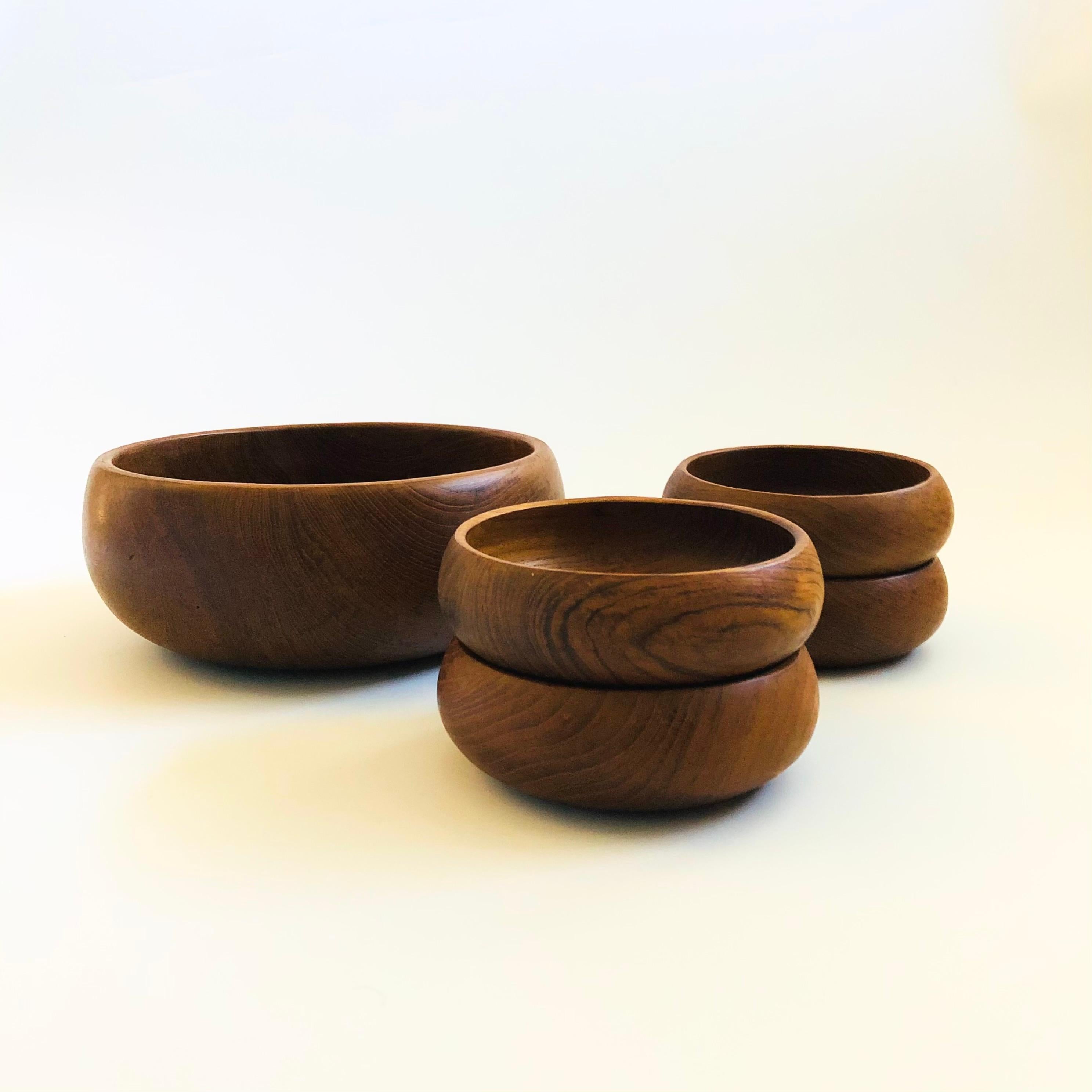 A vintage teak salad bowl set. The set includes 1 large salad bowl and 4 small bowls. Beautiful natural grain to the wood. Made in Thailand.
Measurements:
Large Bowl: 9.5