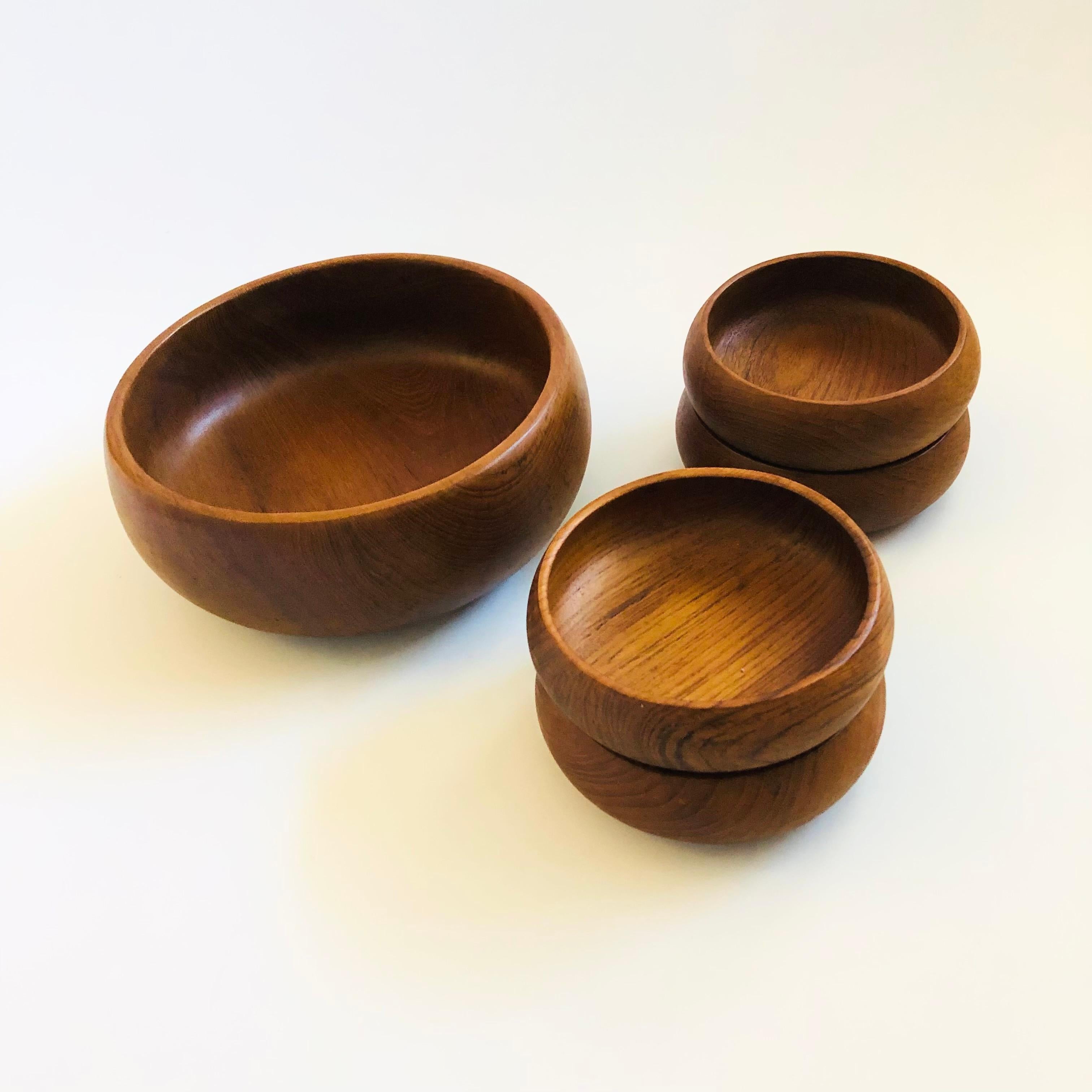 Mid-Century Modern Teak Salad Bowl Set - 1 Large, 4 Small For Sale